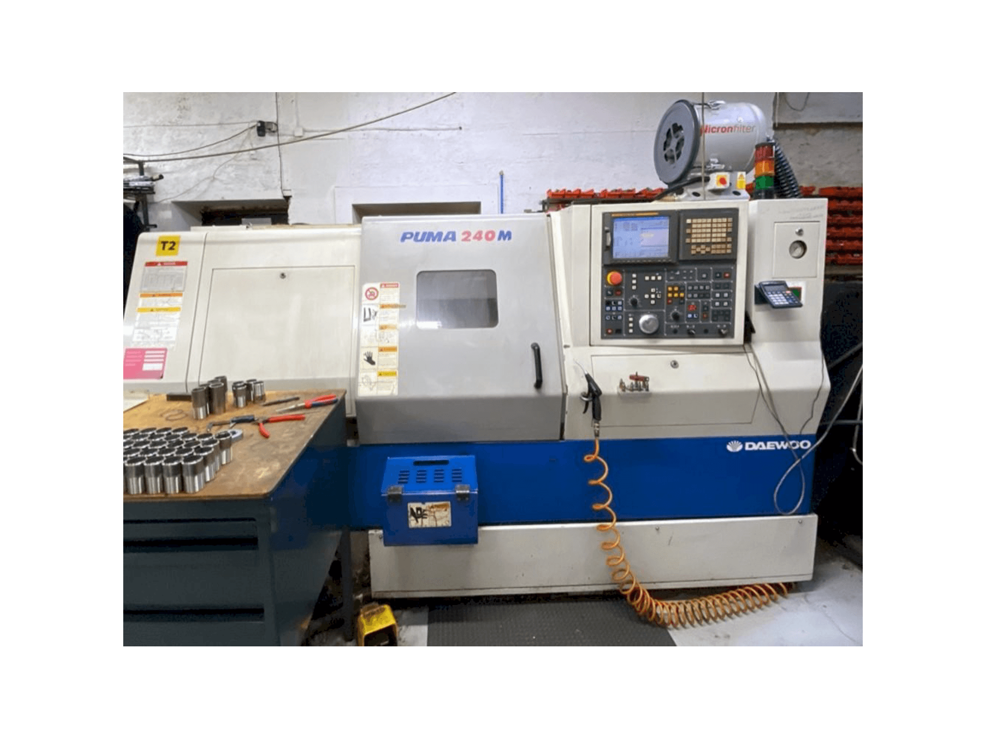 Čelní pohled na DAEWOO PUMA 240MB stroj