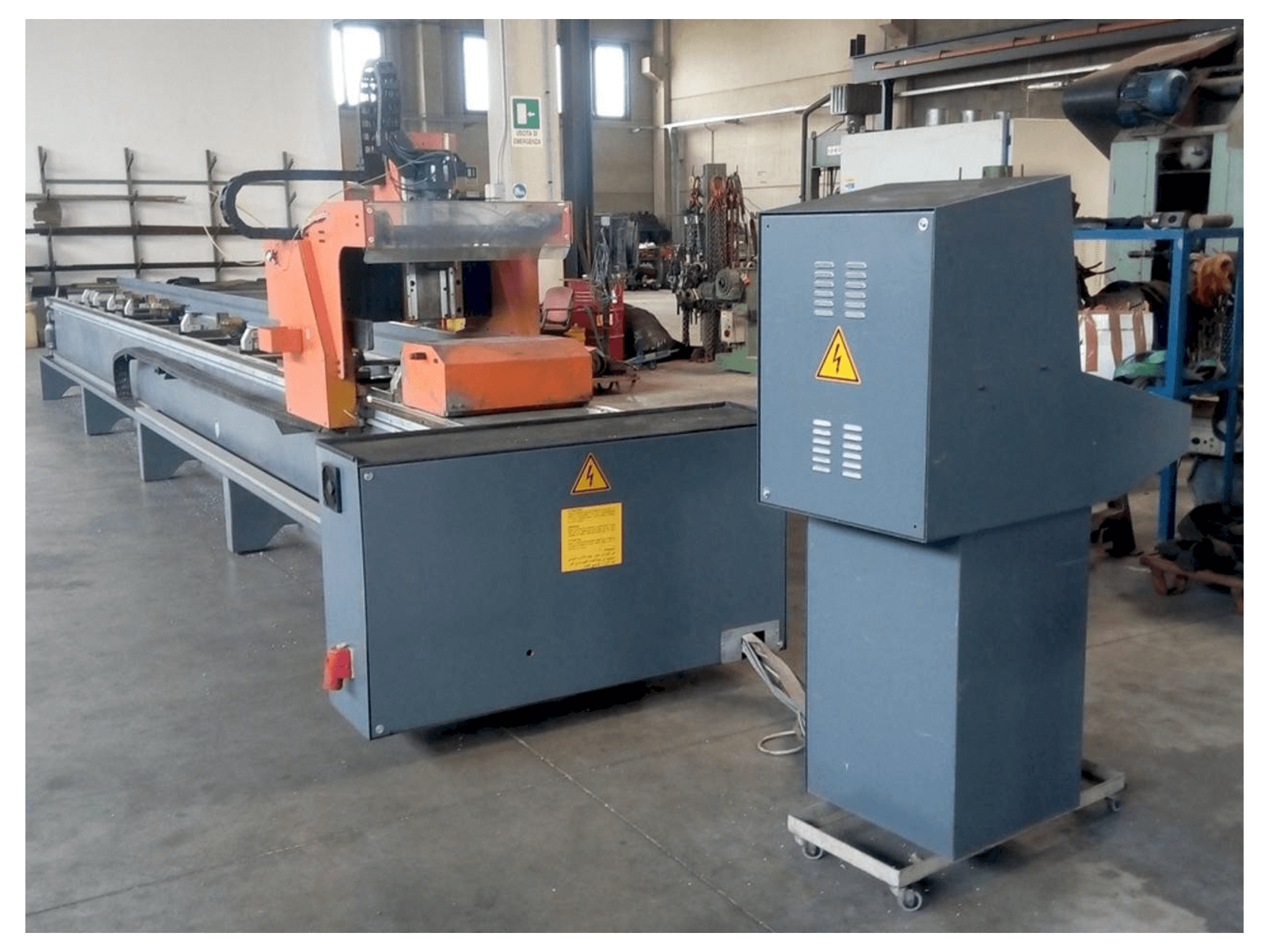 Čelní pohled na Tekna UT 426/3 stroj