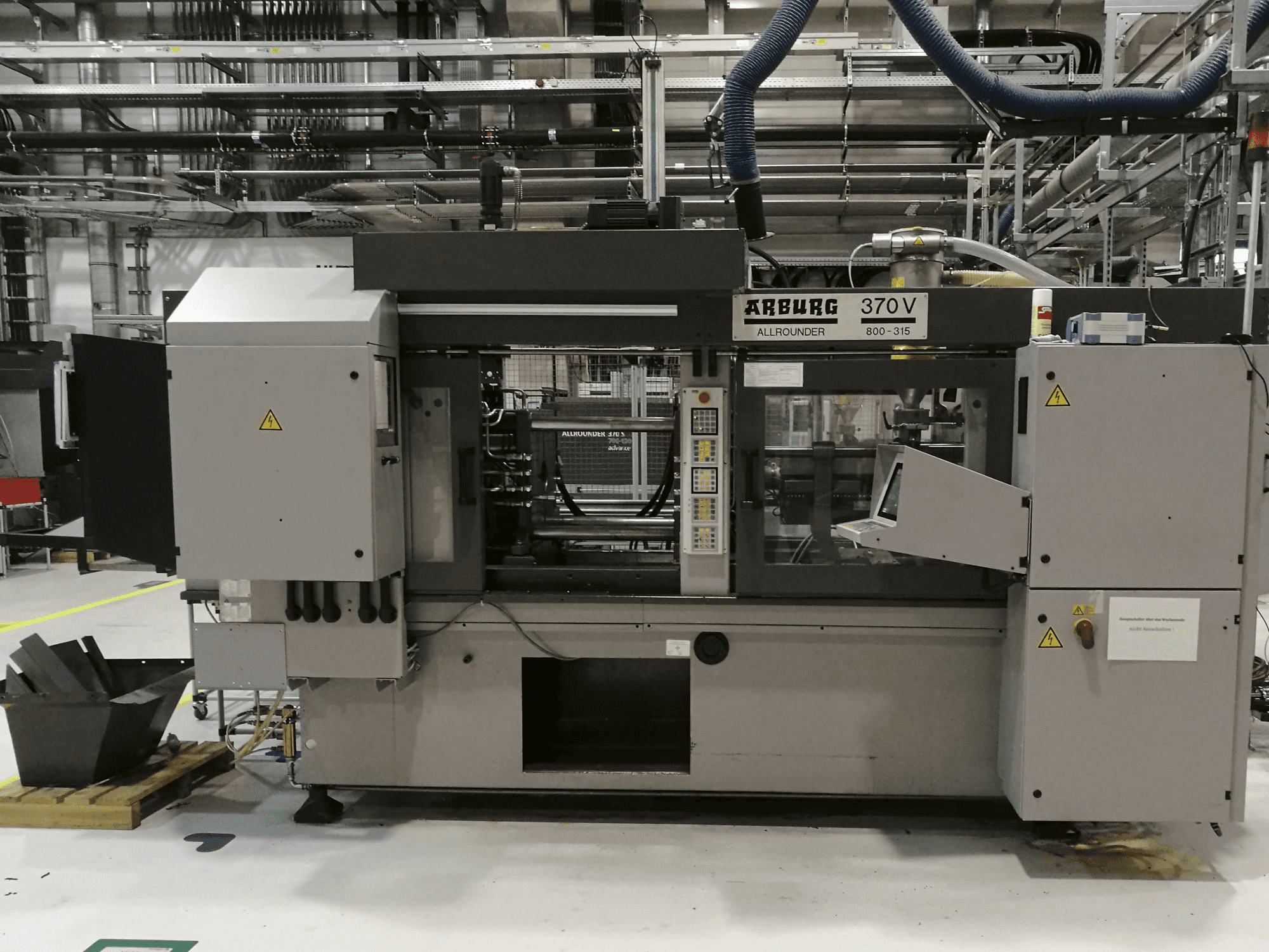Čelní pohled na Arburg 370V 800-315 stroj