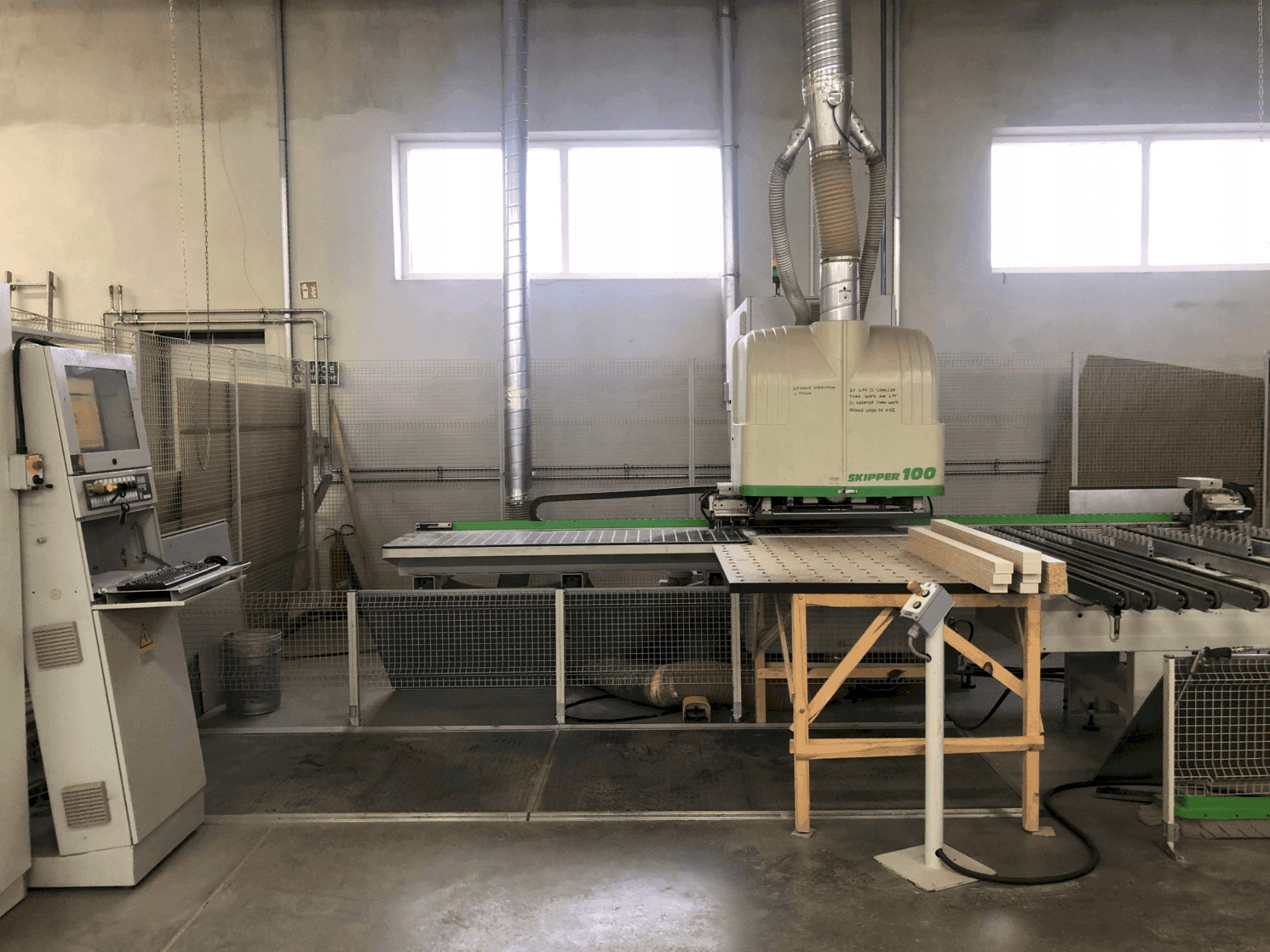 Čelní pohled na BIESSE SKIPPER 100 stroj