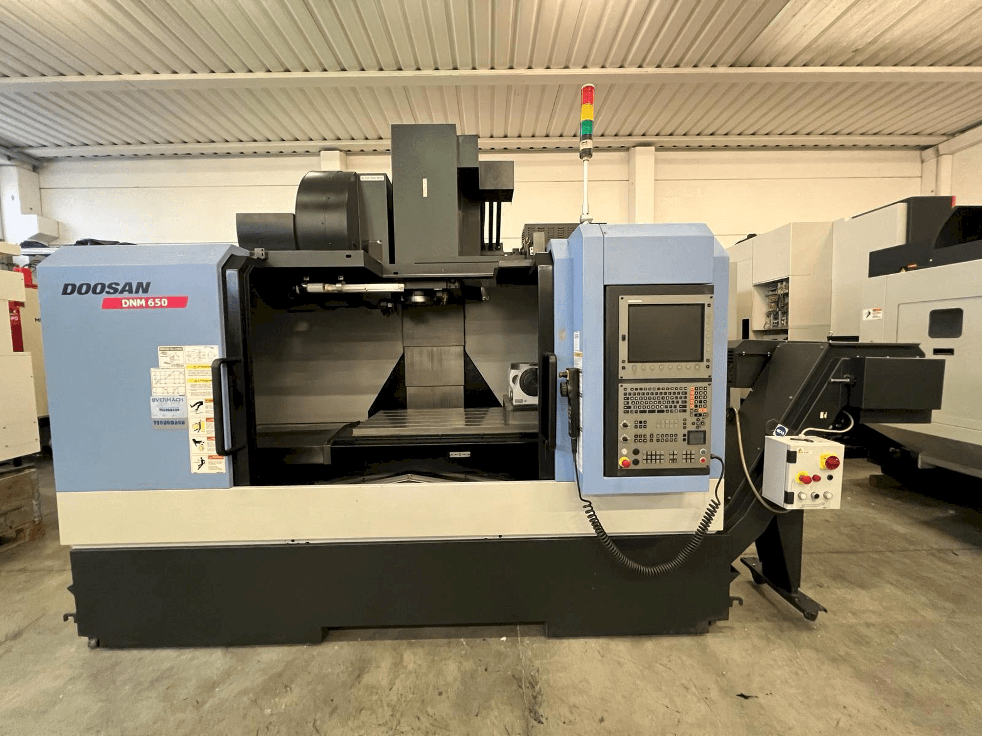 Čelní pohled na DOOSAN DNM 650 stroj