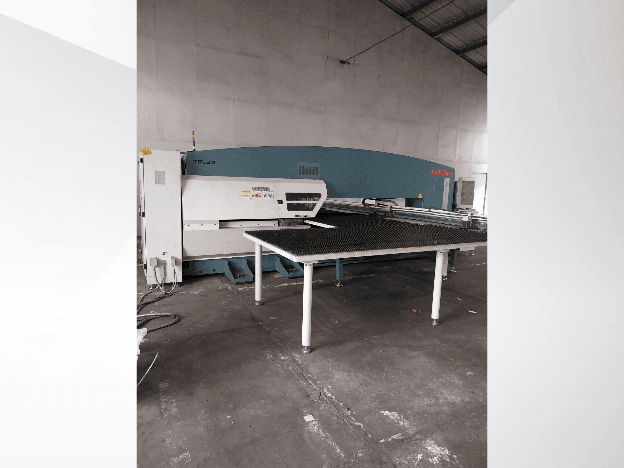 Čelní pohled na Durma TPL93 stroj