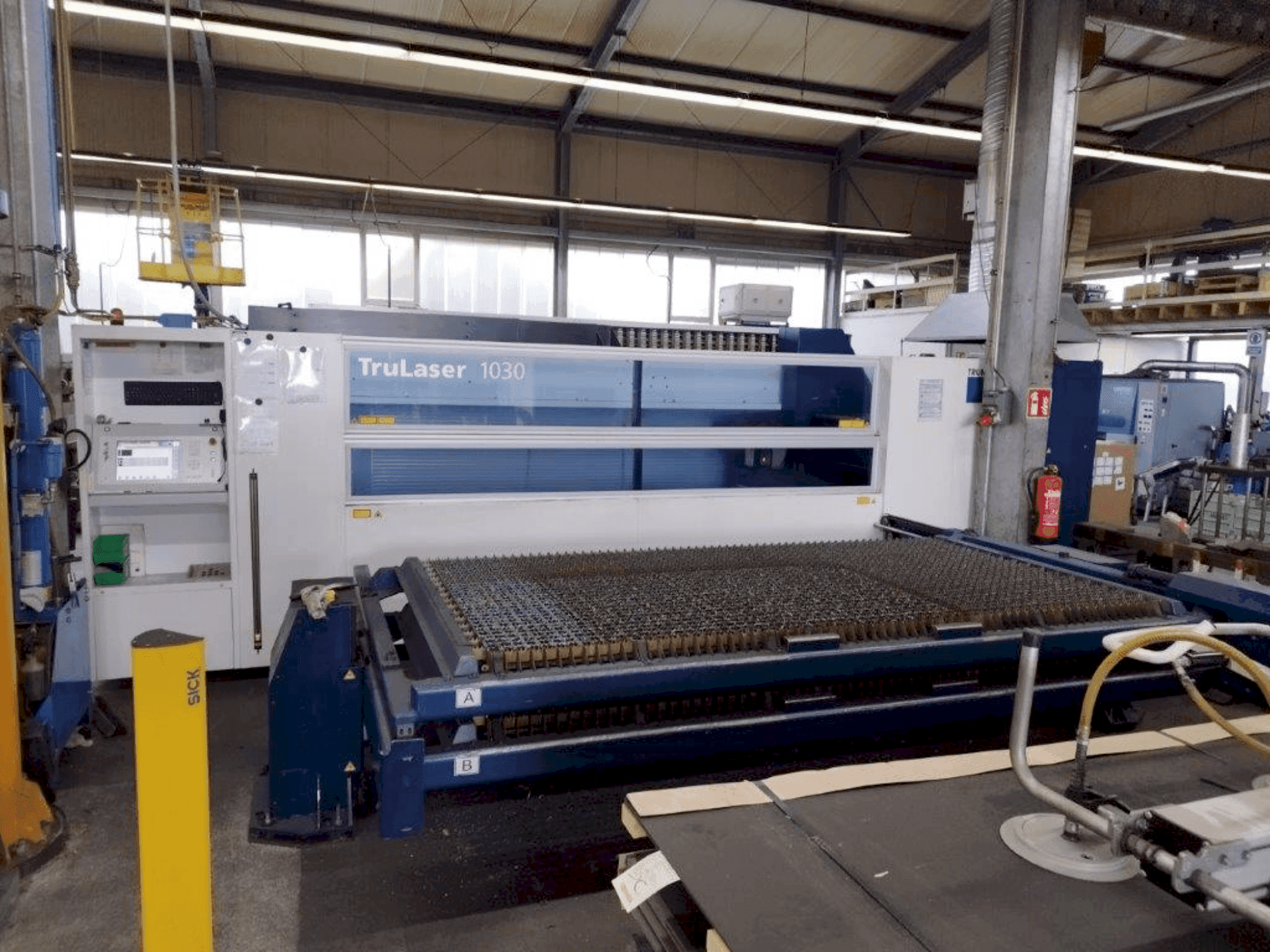 Čelní pohled na TRUMPF TruLaser 1030 stroj