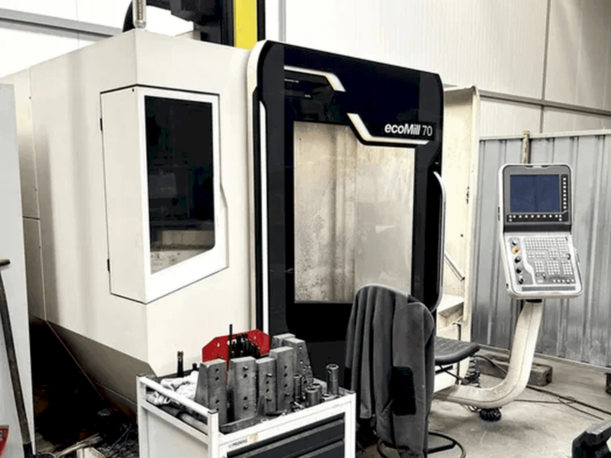 Čelní pohled na DMG MORI ecoMill 70 stroj