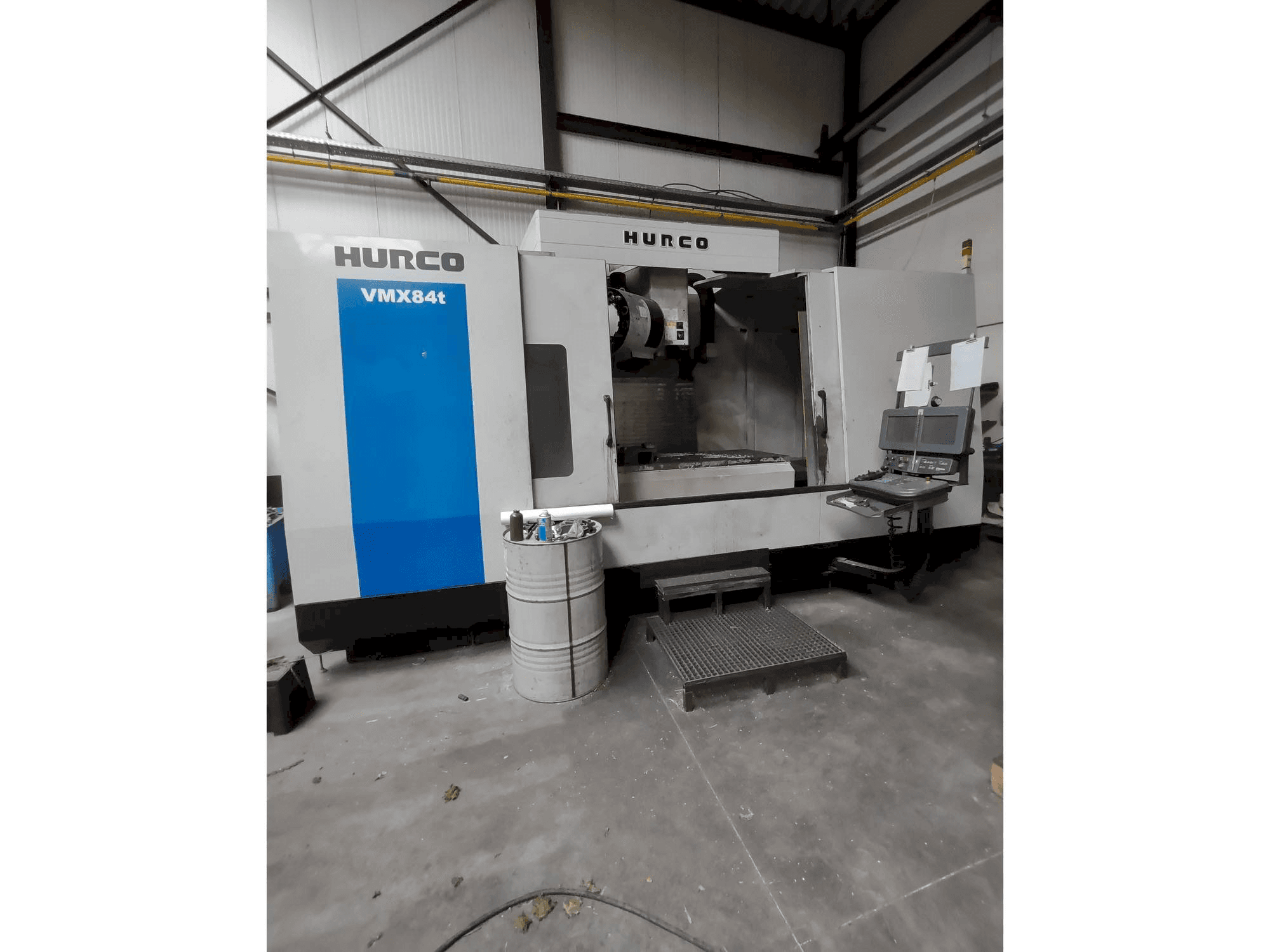 Čelní pohled na Hurco VMX 84t stroj
