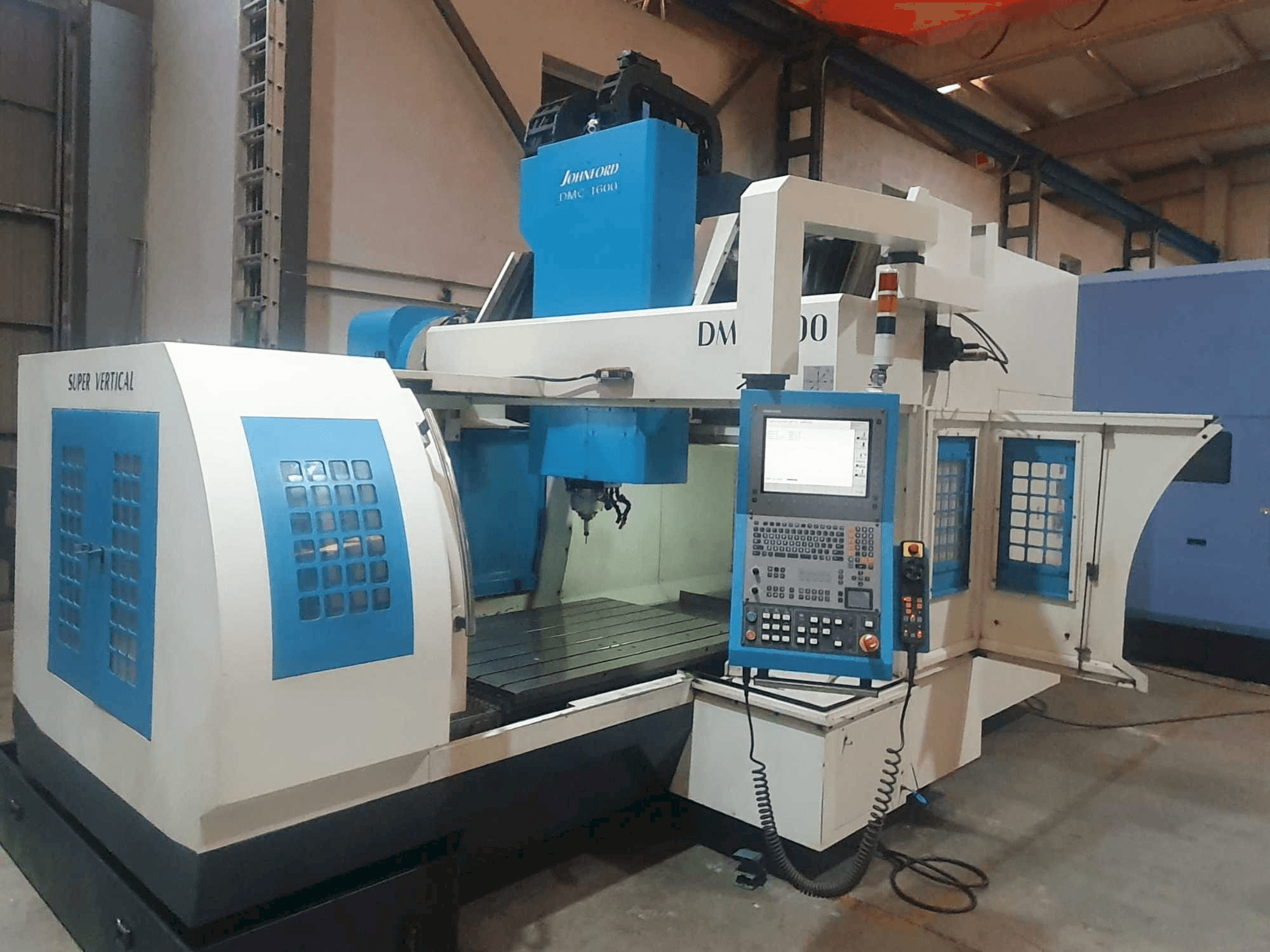 Čelní pohled na Johnford DMC-1600 stroj