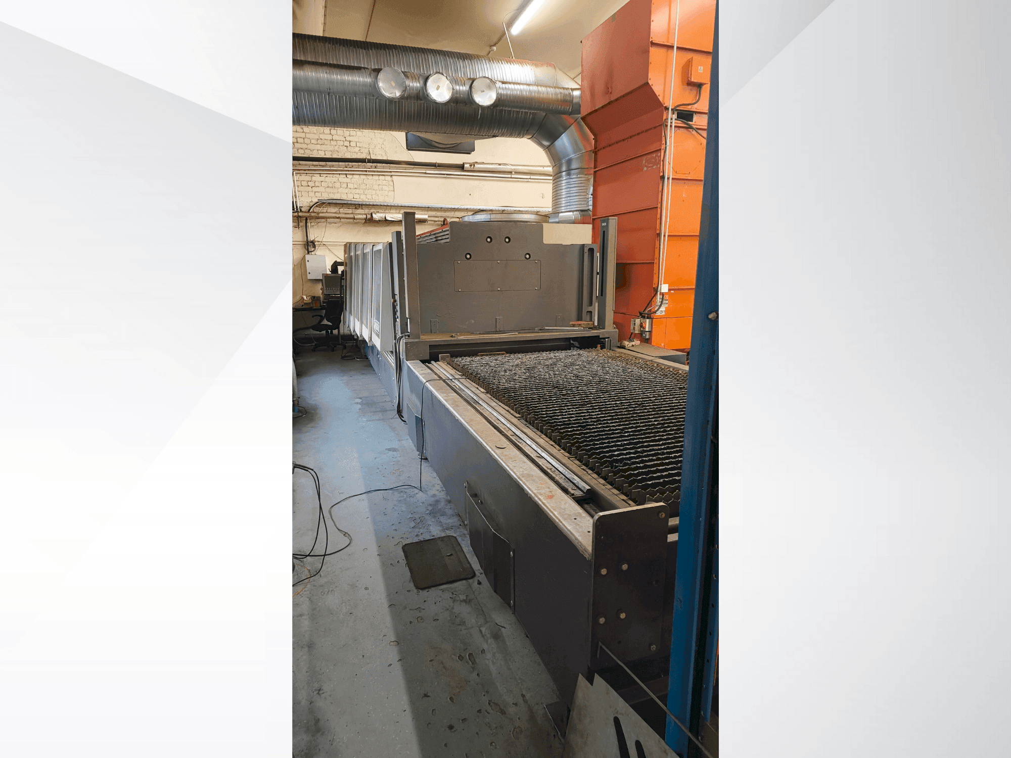 Čelní pohled na Bystronic BySpeed 3015 stroj