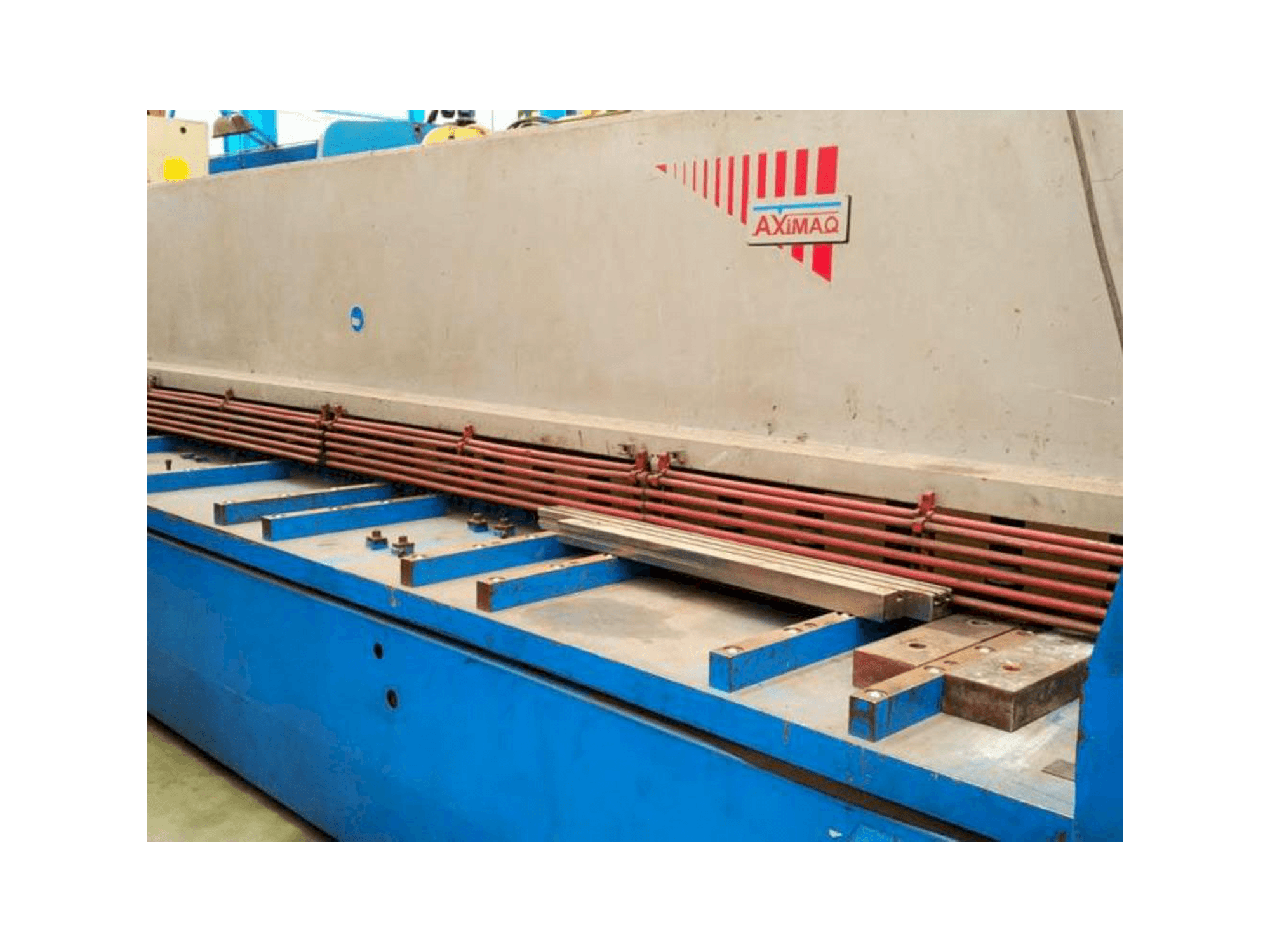 Čelní pohled na Axial CP-1060 stroj