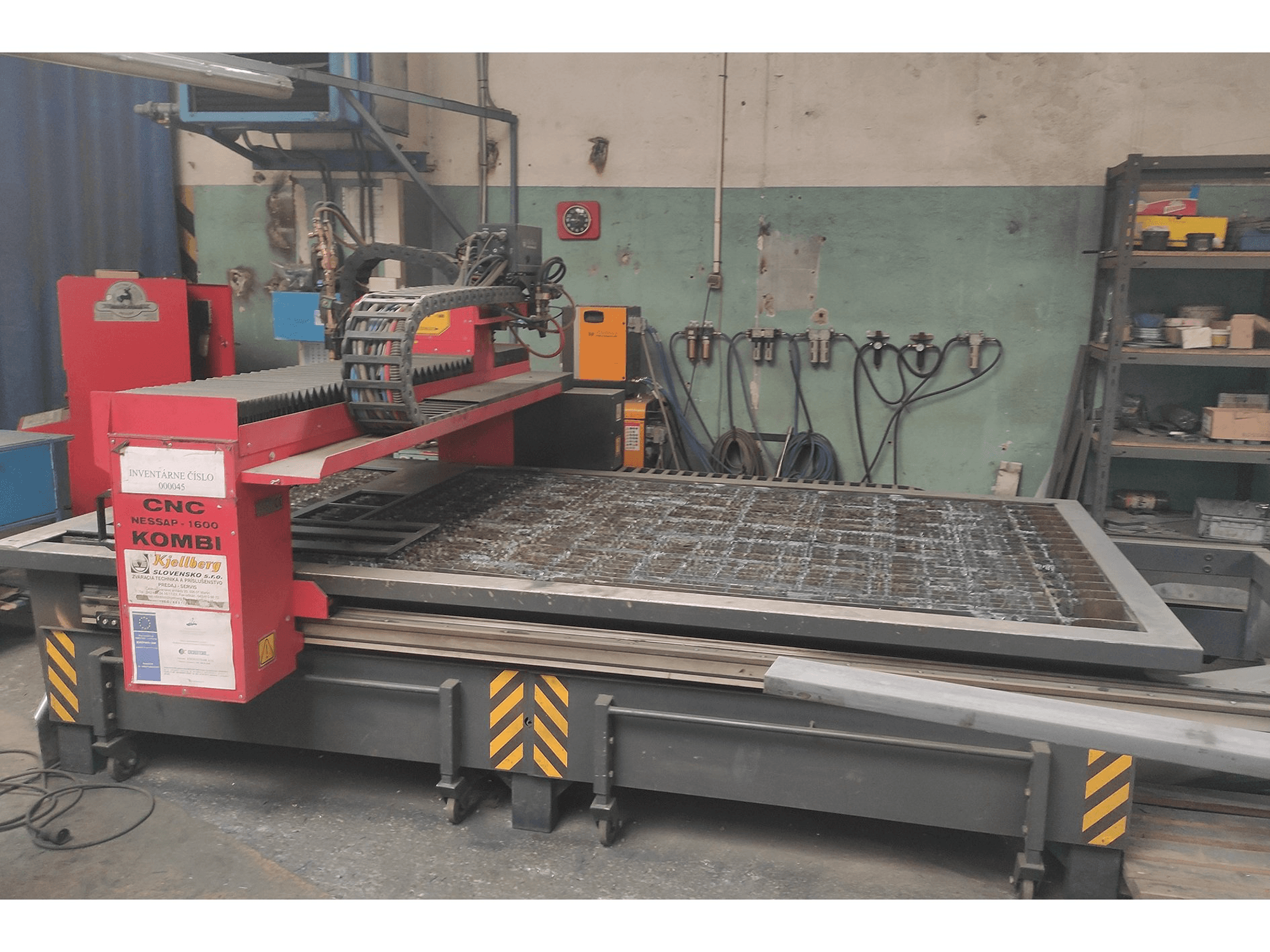 Čelní pohled na Nessap 1600 Kombi Plus stroj