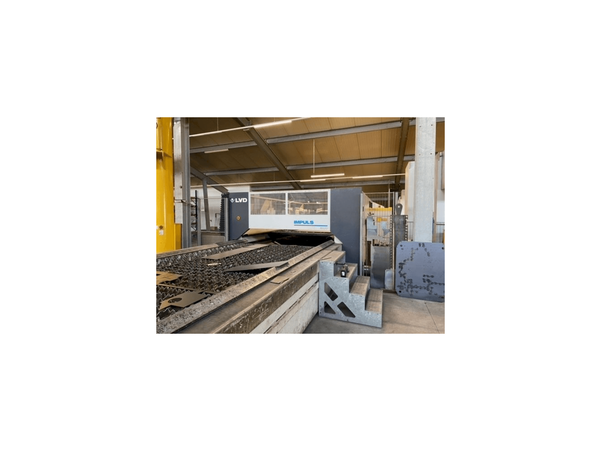 Čelní pohled na LVD Impuls 6020 stroj