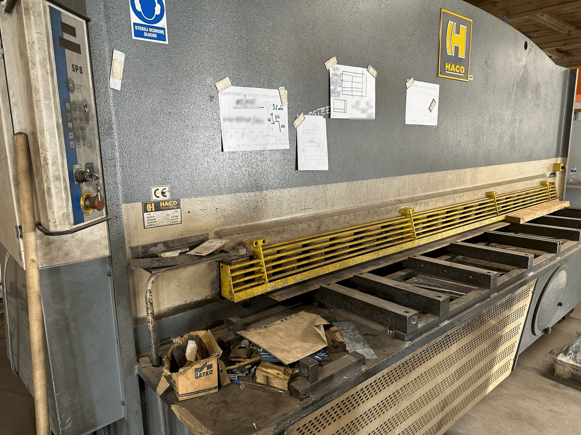 Čelní pohled na HACO TS 3012 stroj