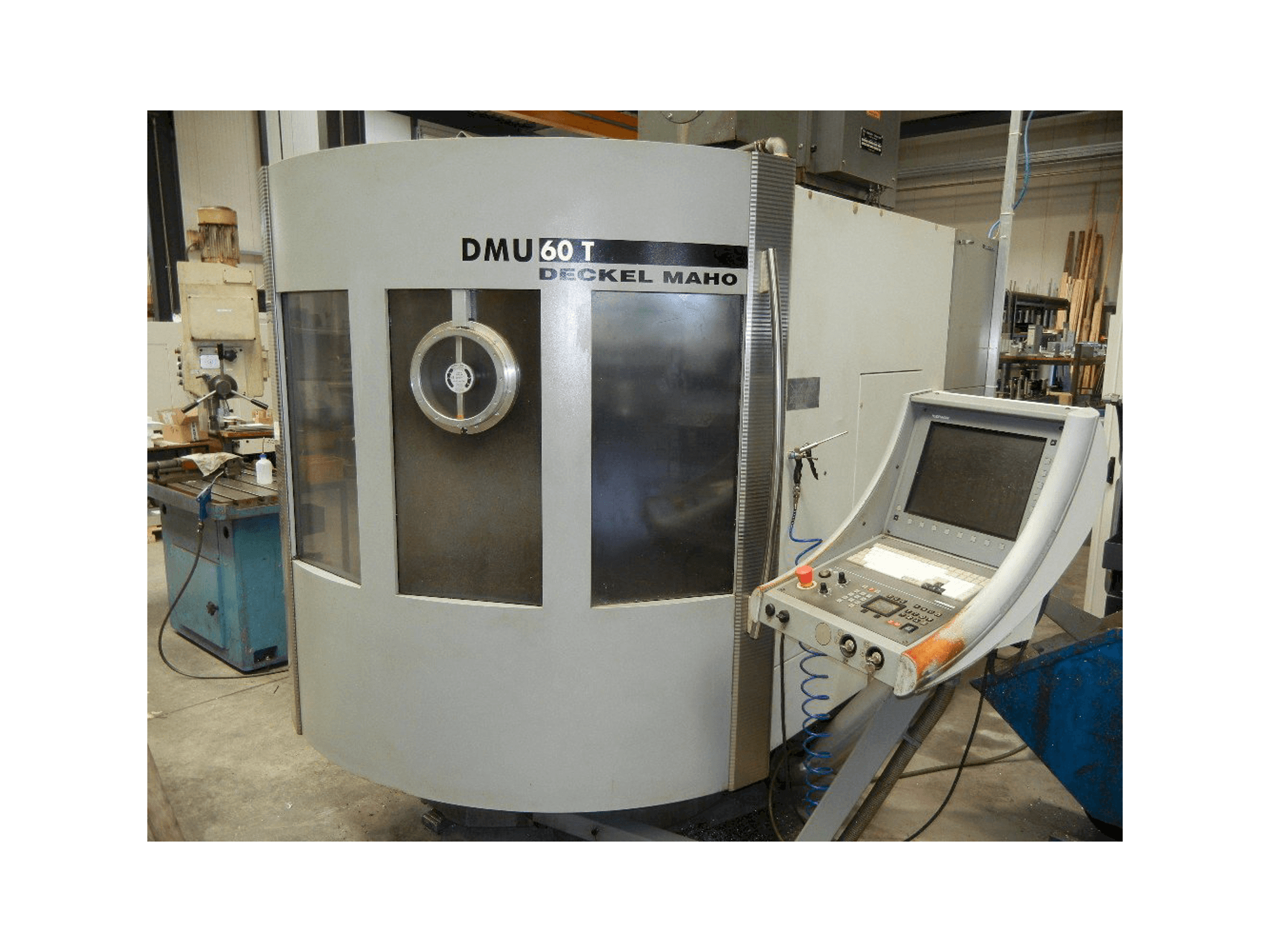 Čelní pohled na DECKEL MAHO DMU 60 T stroj
