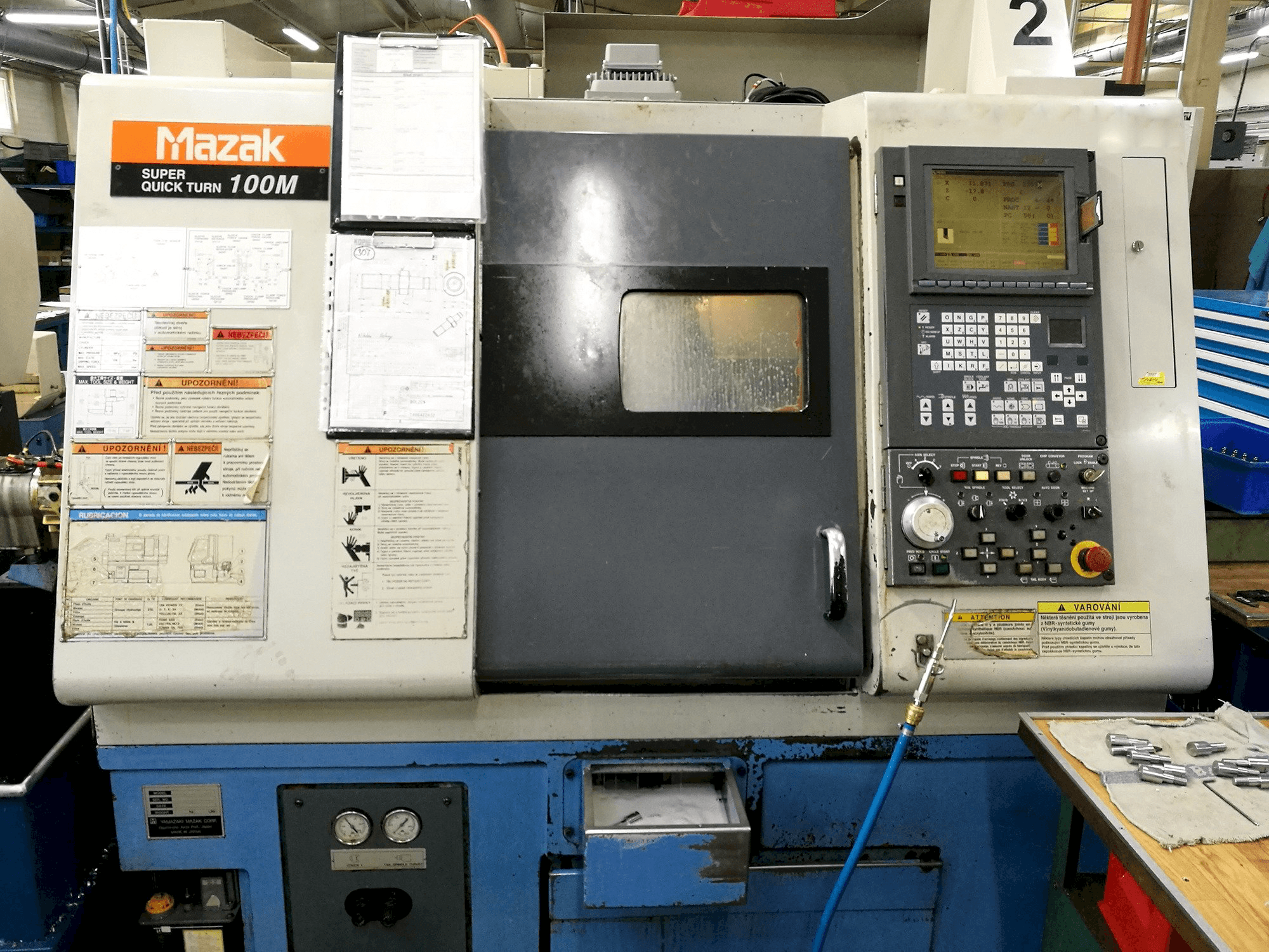 Čelní pohled na Mazak Super Quick Turn 100M stroj