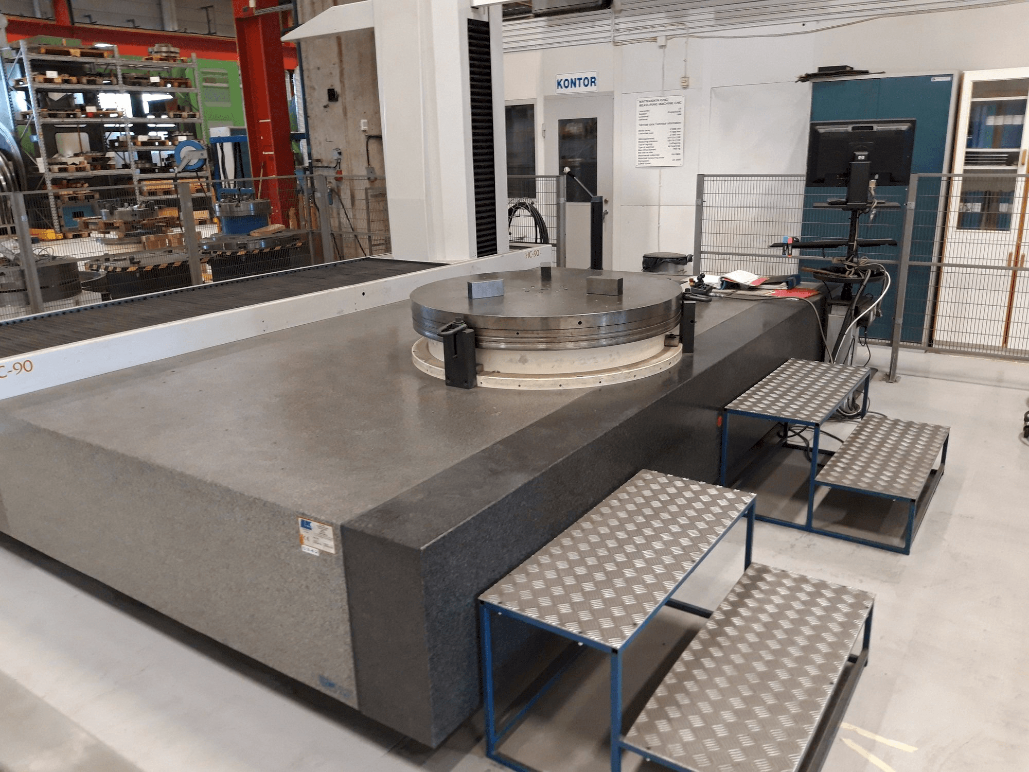 Čelní pohled na LK HC90 stroj