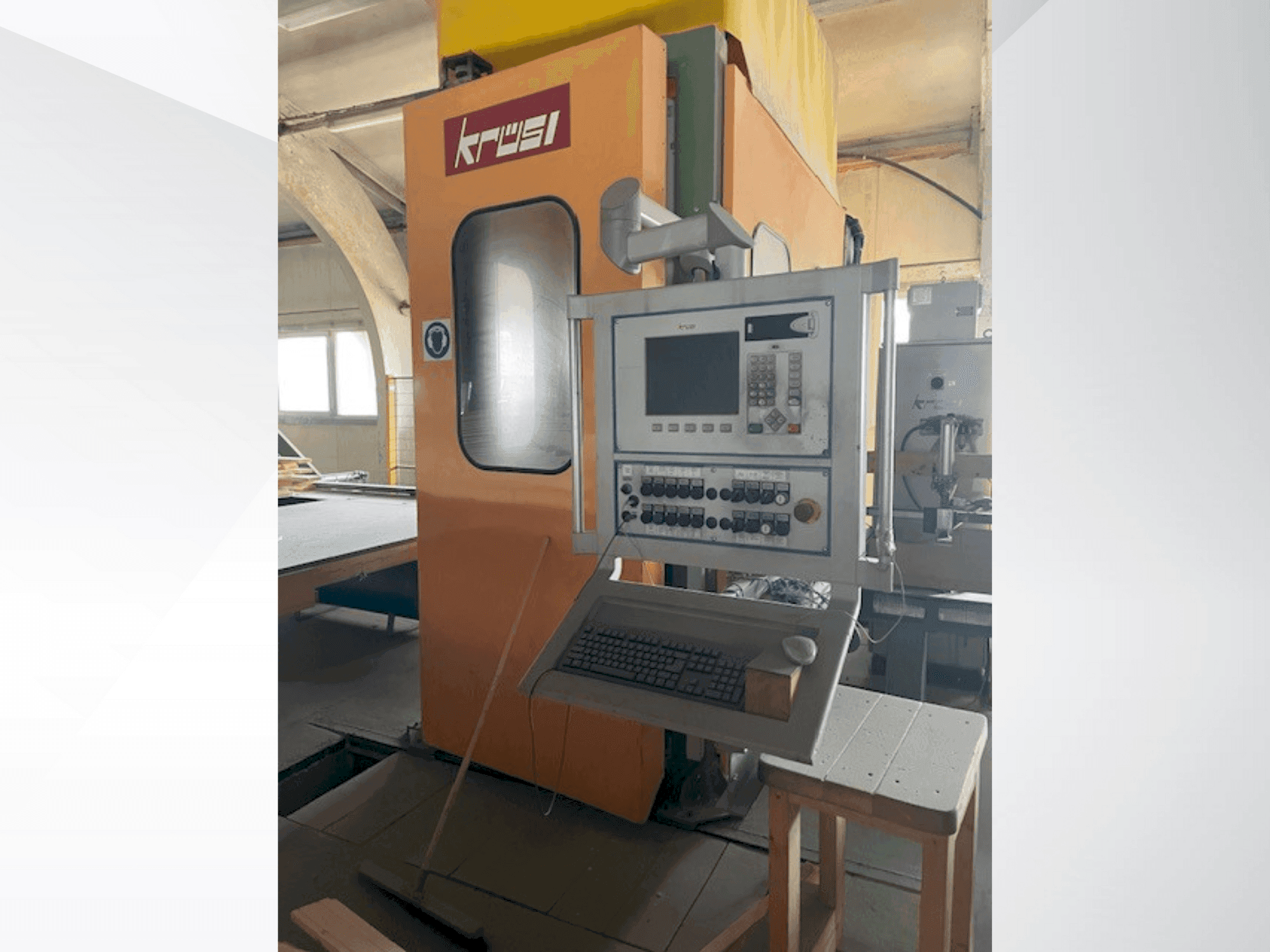 Čelní pohled na KRÜSI KM-95 G1 stroj