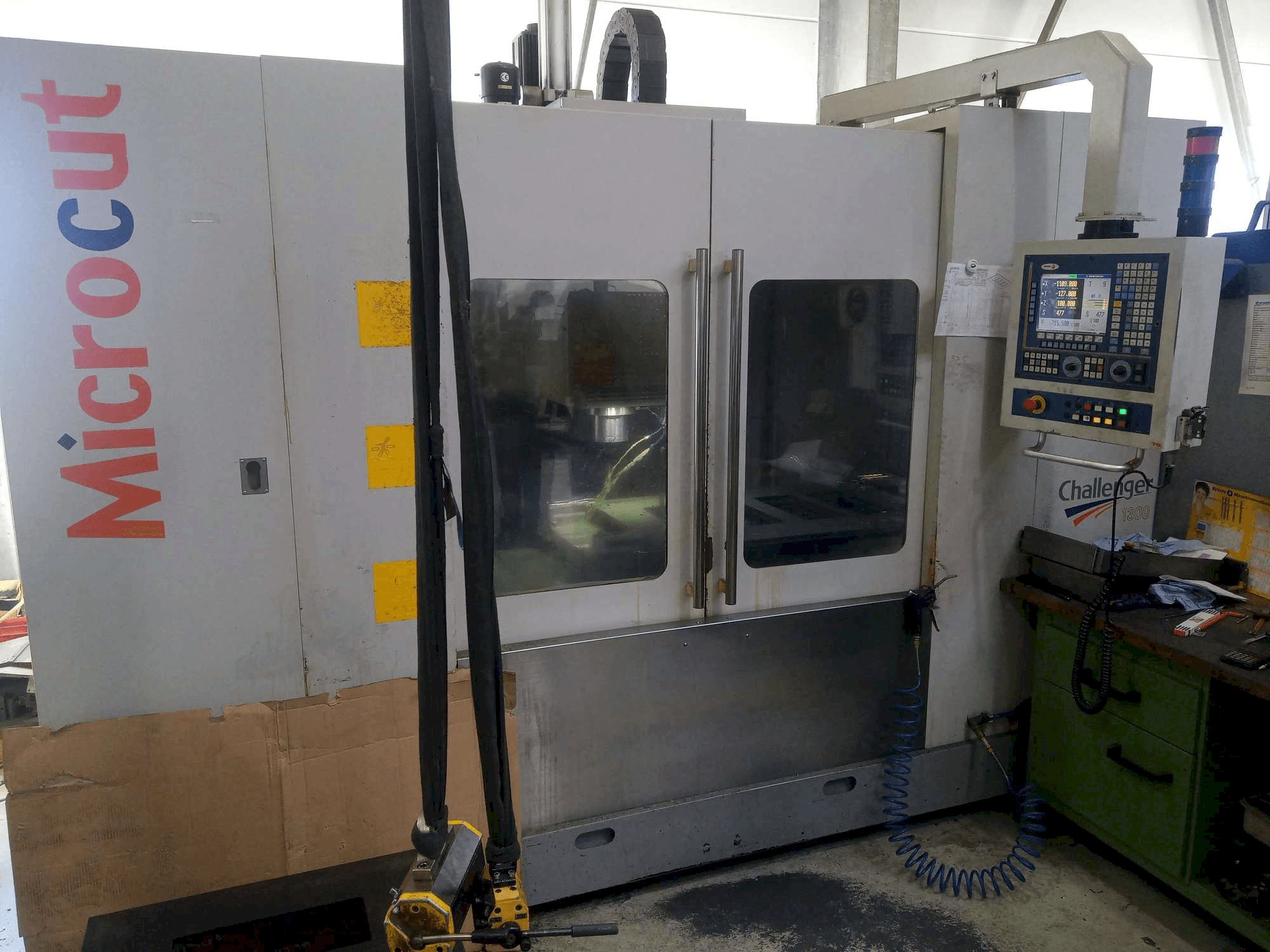 Čelní pohled na Micromill VMC 1300 stroj