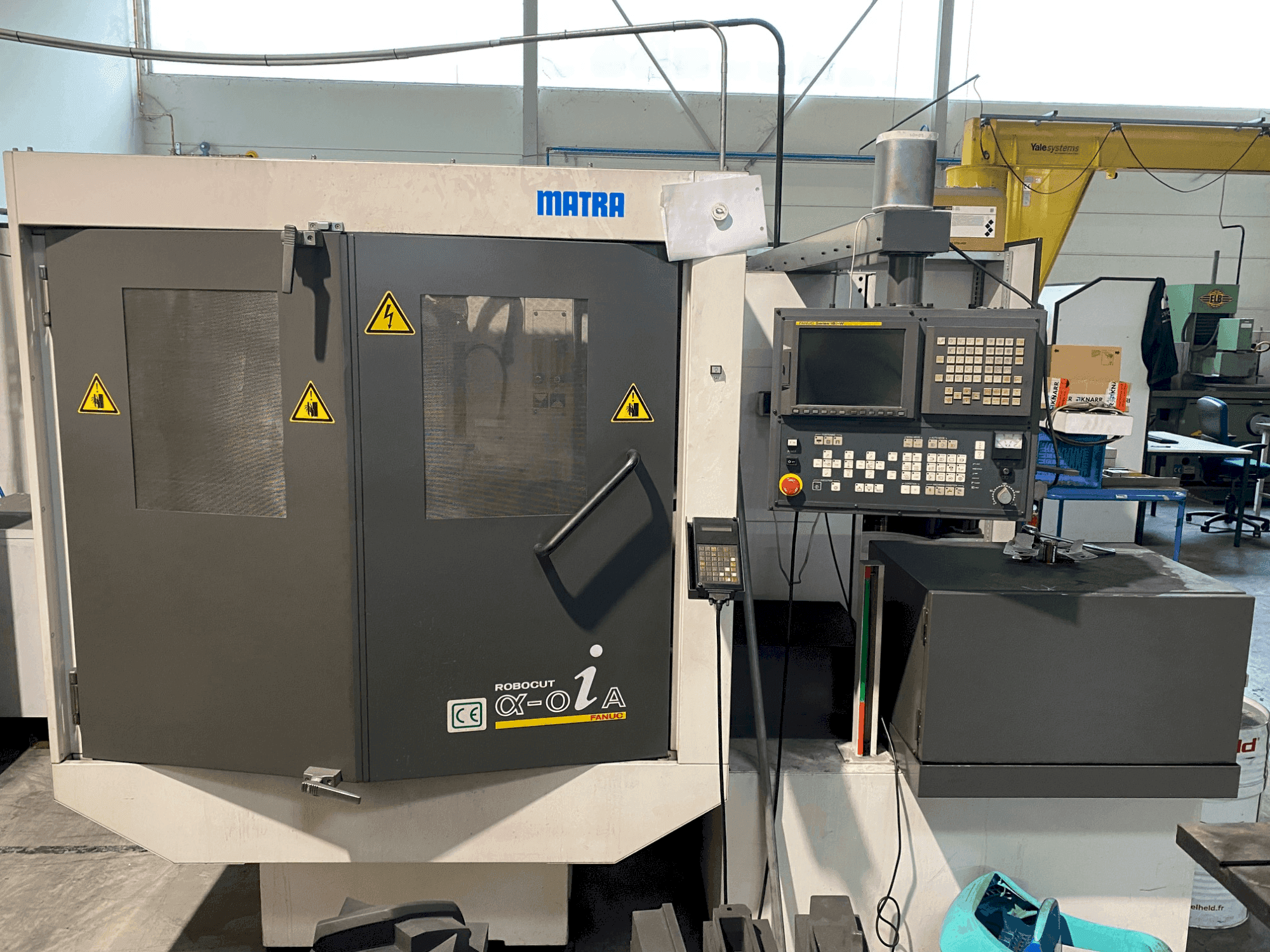 Čelní pohled na FANUC ROBOCUT α-0iA stroj