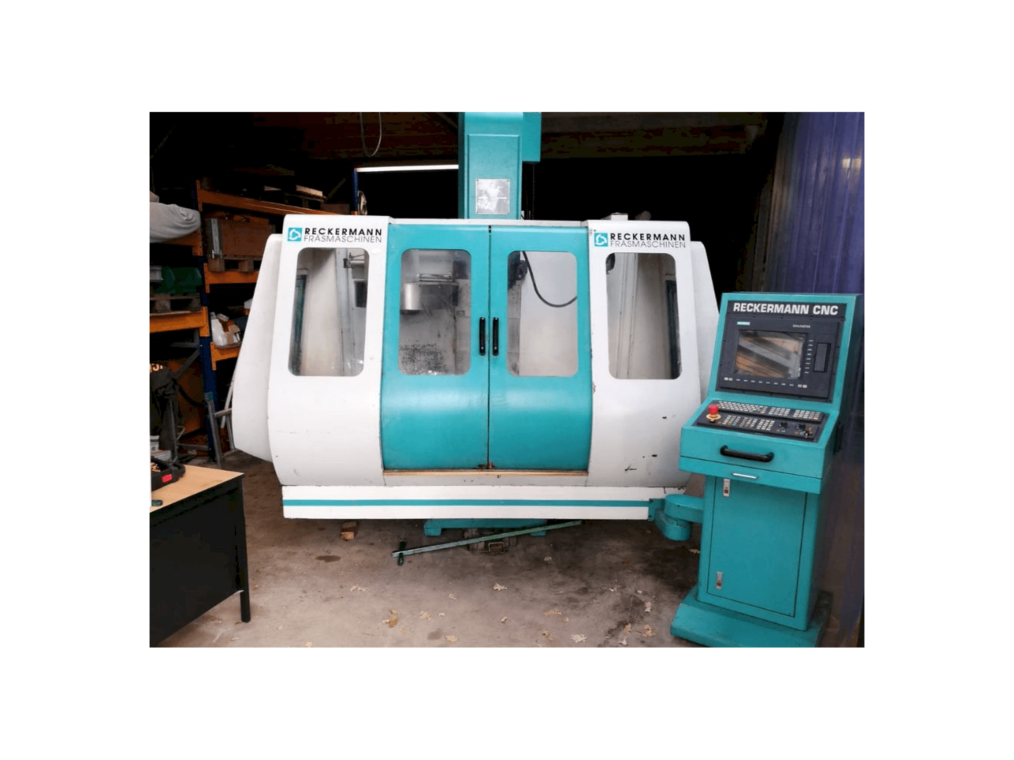 Čelní pohled na RECKERMANN VMC 850 stroj