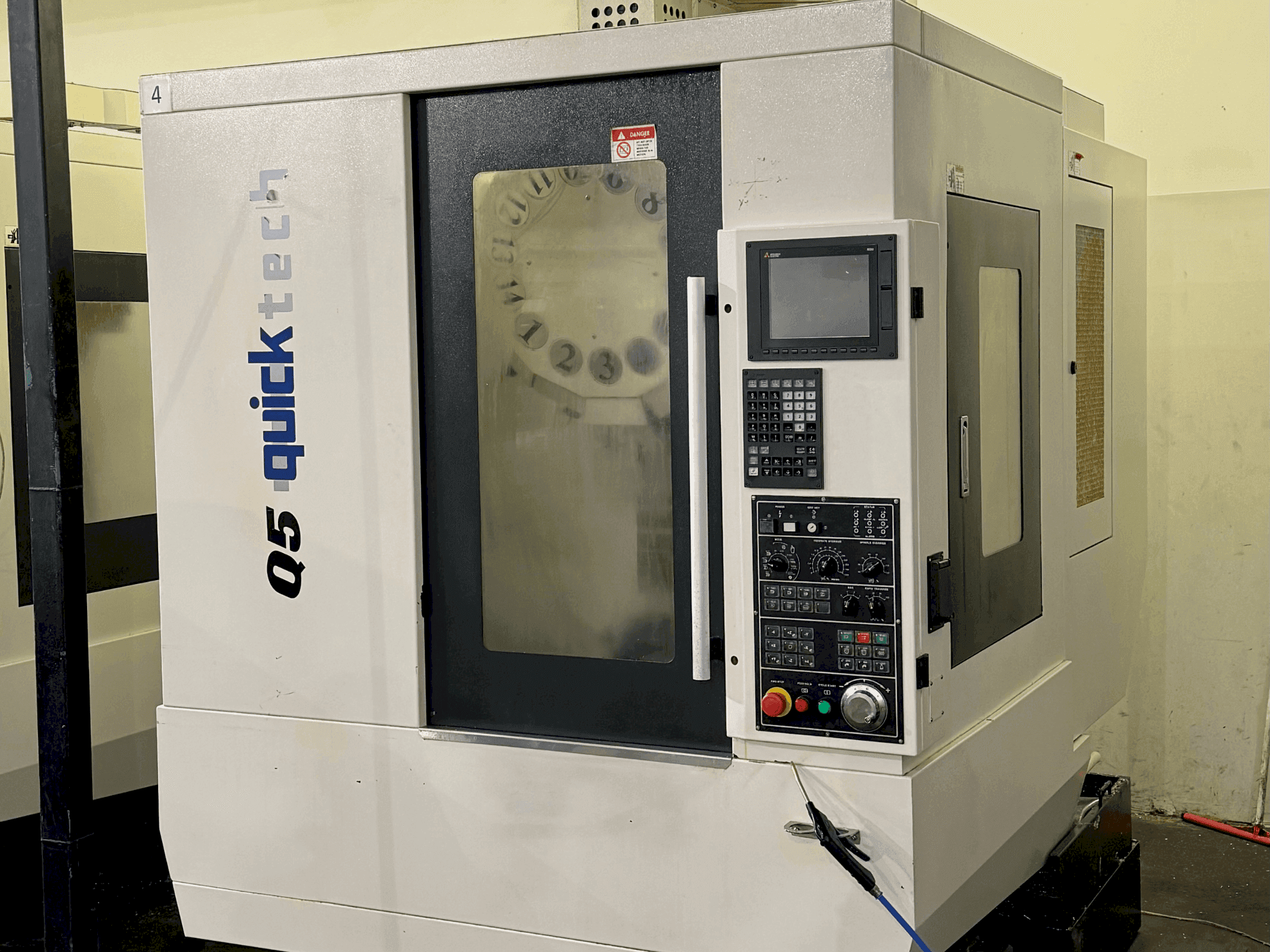 Čelní pohled na Quick-Tech Q5 stroj