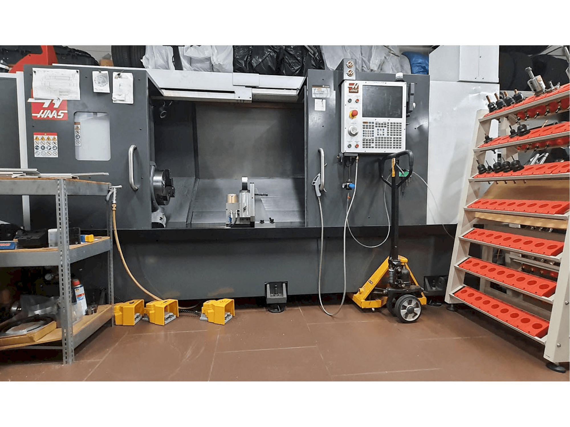 Čelní pohled na HAAS ST-30L stroj