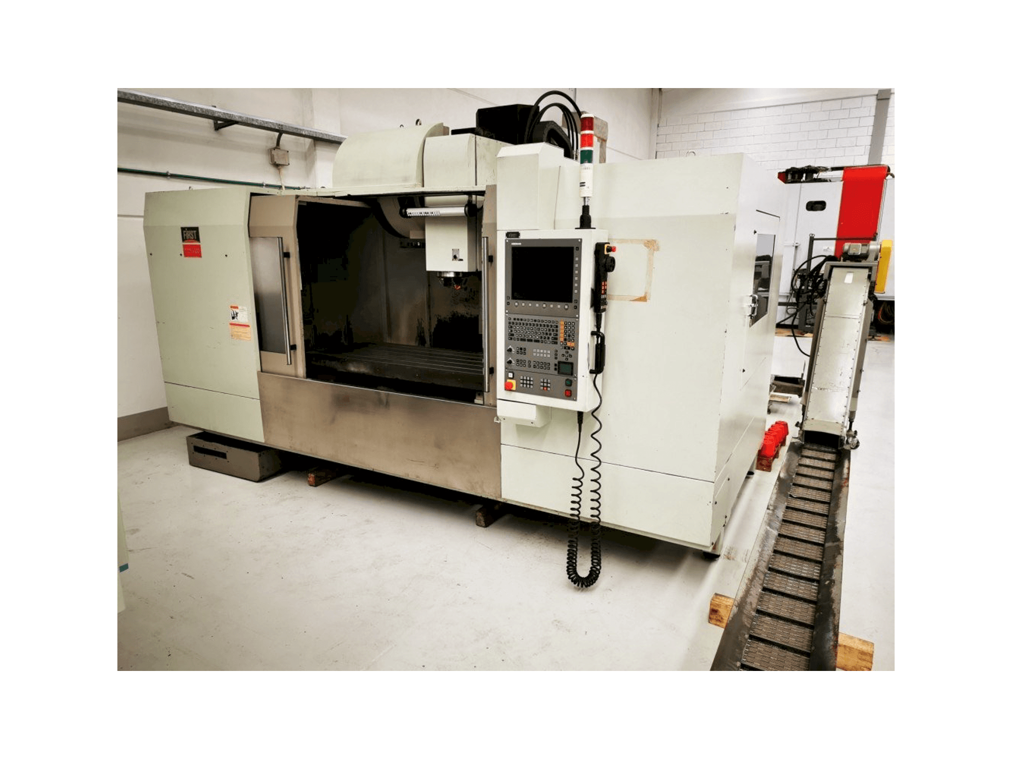 Čelní pohled na FIRST MCV 1500 stroj