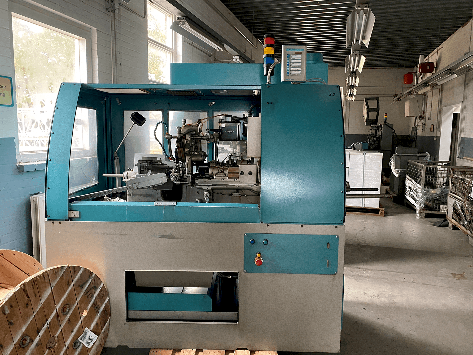 Čelní pohled na Tornos-Bechler NAT-125 vario stroj