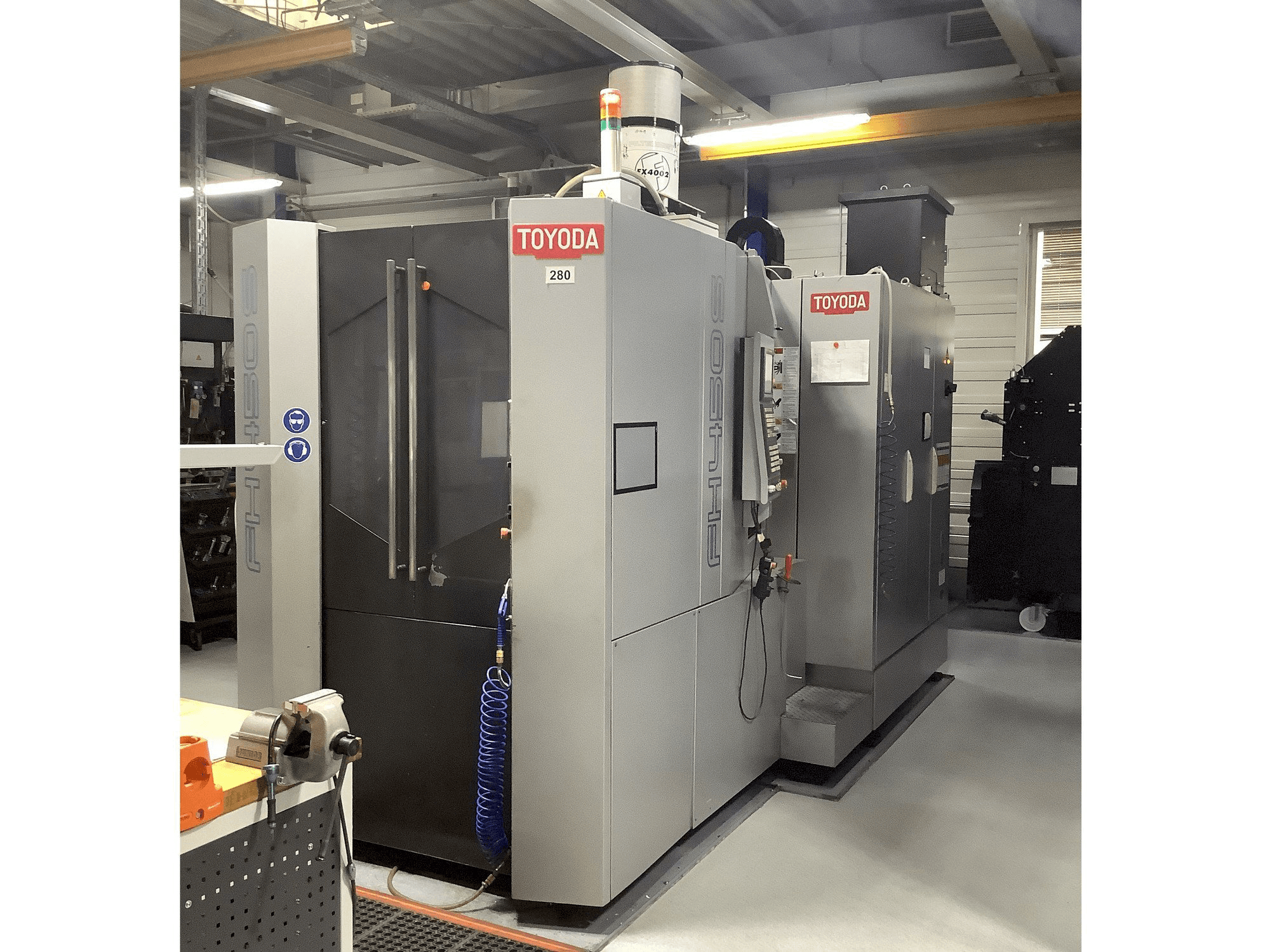 Čelní pohled na TOYODA FH 450S stroj