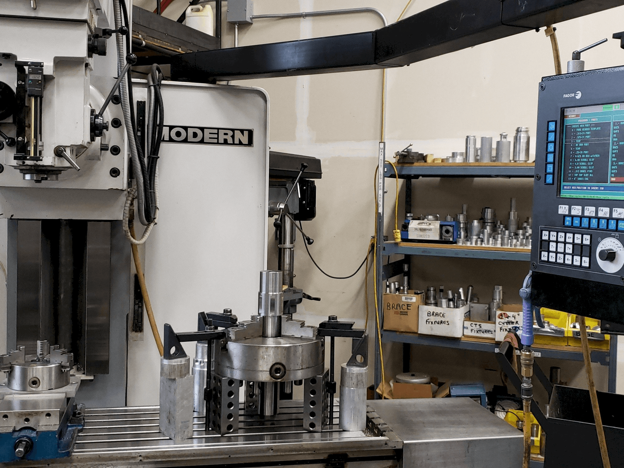 Čelní pohled na Modern MB 20 stroj