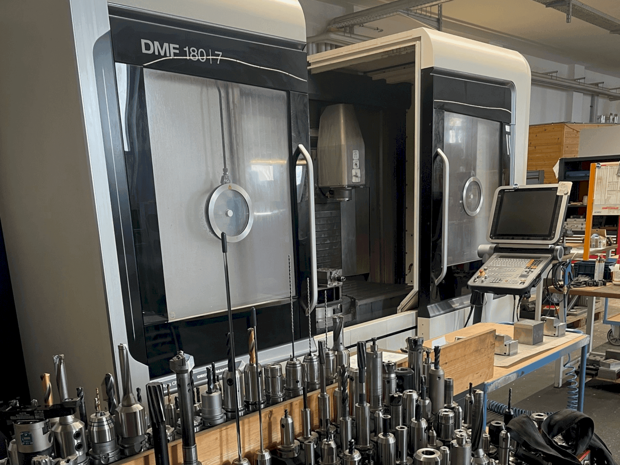 Čelní pohled na DMG MORI DMF 180/7 stroj