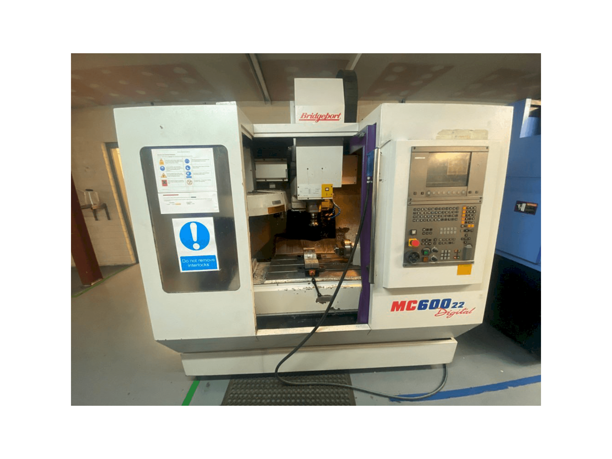 Čelní pohled na Bridgeport VMC 600 stroj