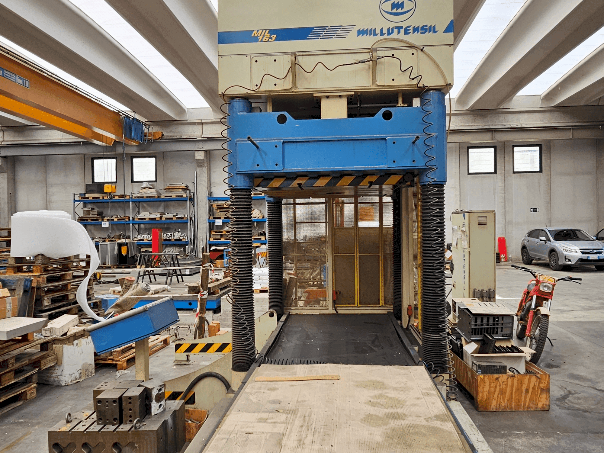 Čelní pohled na MILLUTENSIL MIL163 stroj