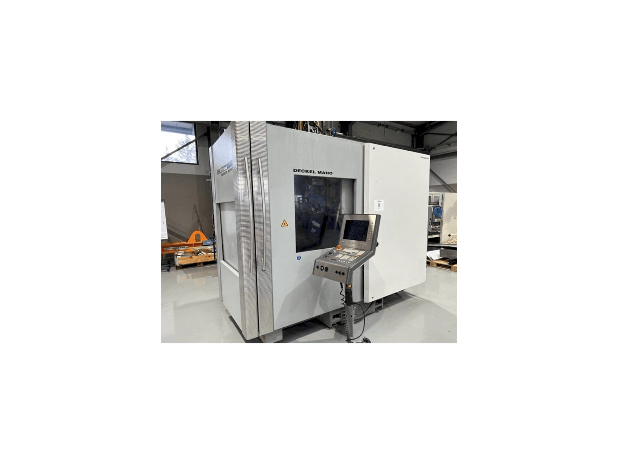 Čelní pohled na DECKEL MAHO DMC 75 V linear stroj