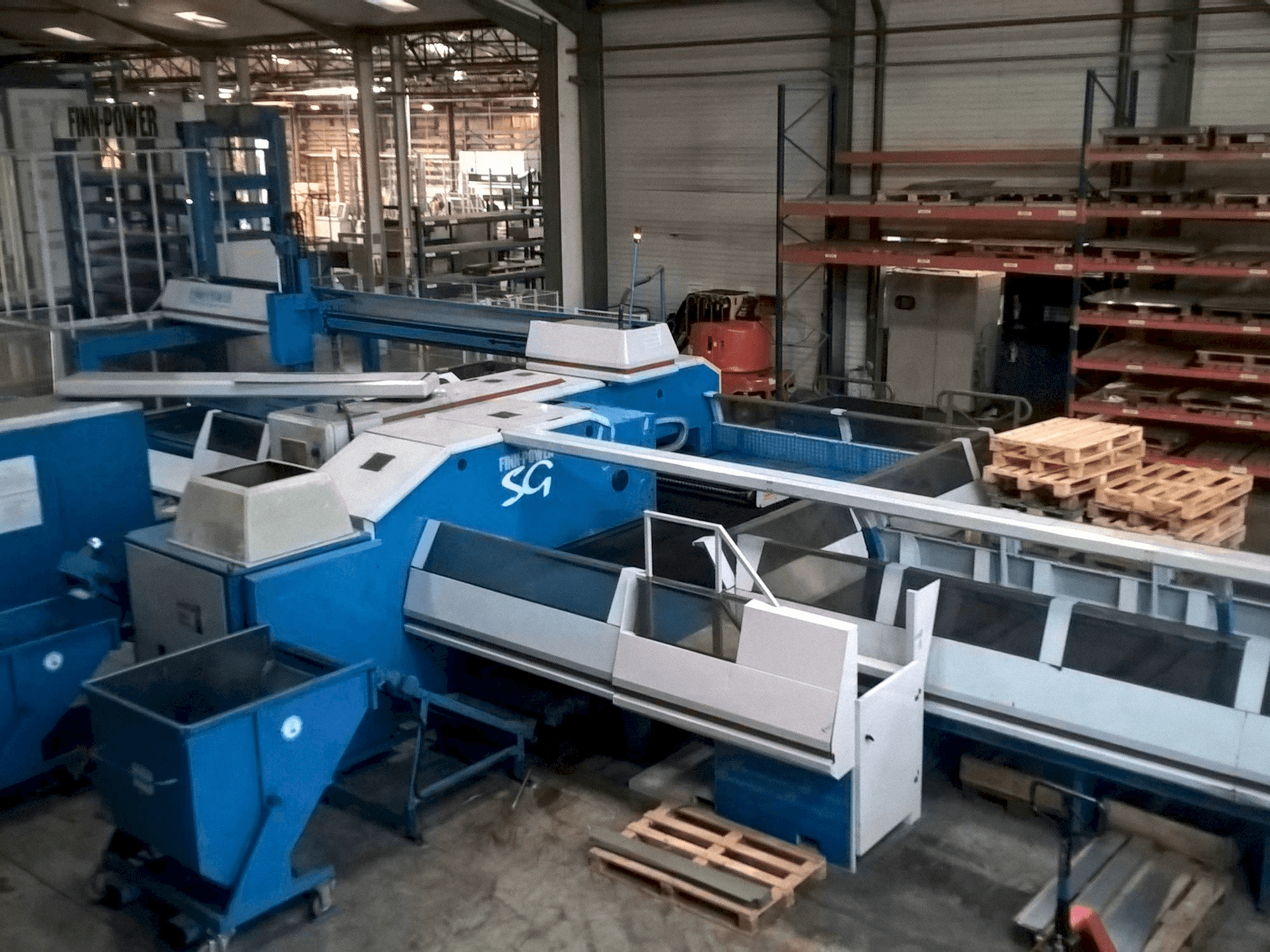 Čelní pohled na Finn-Power SG6 stroj