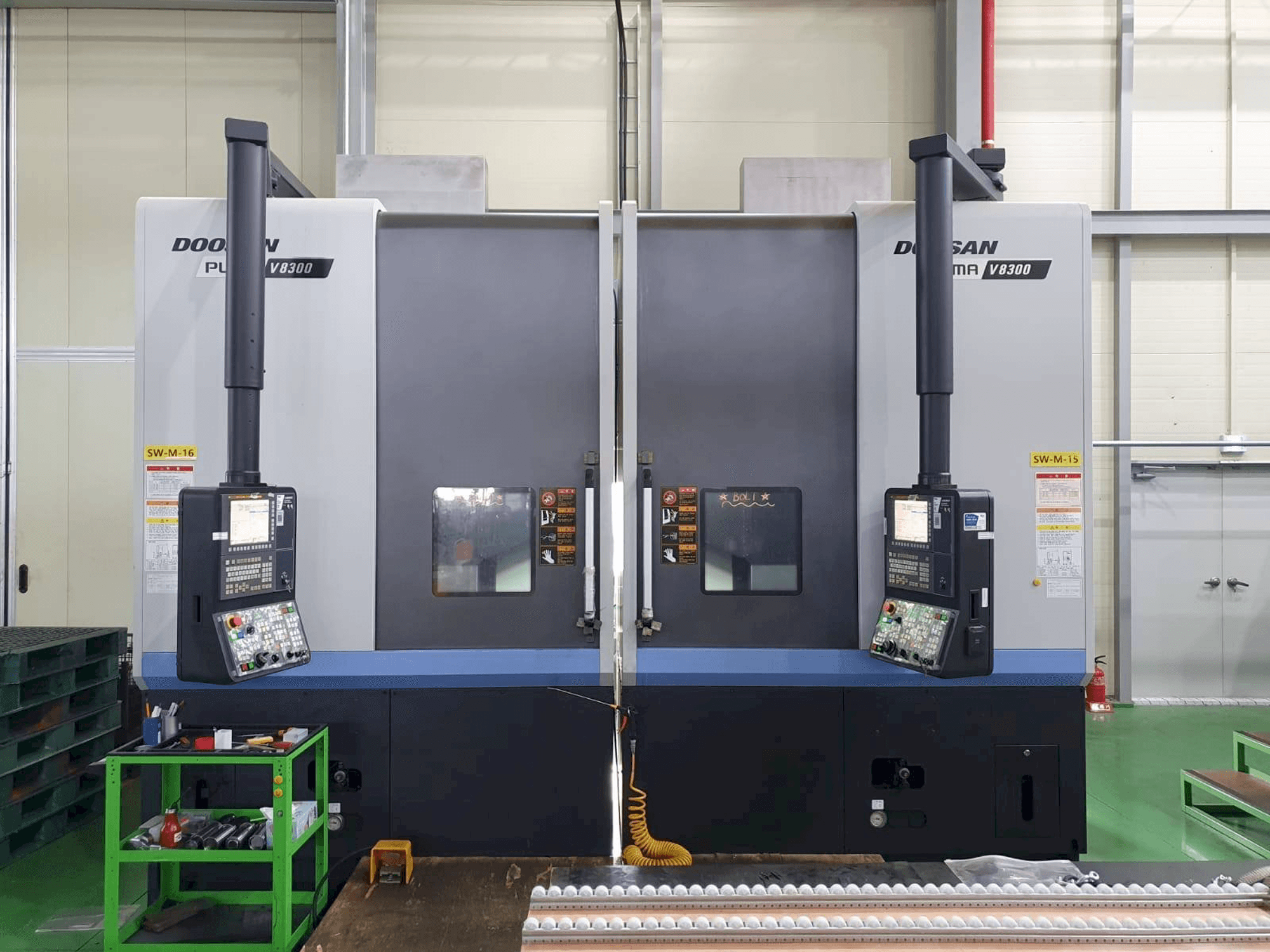 Čelní pohled na Doosan V8300R stroj