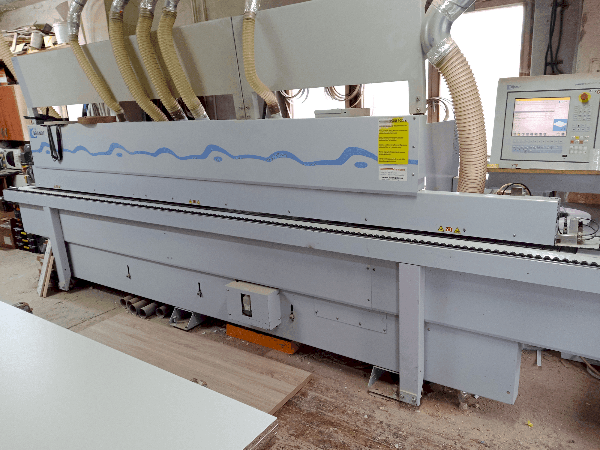 Čelní pohled na BRANDT Highflex 1440 stroj