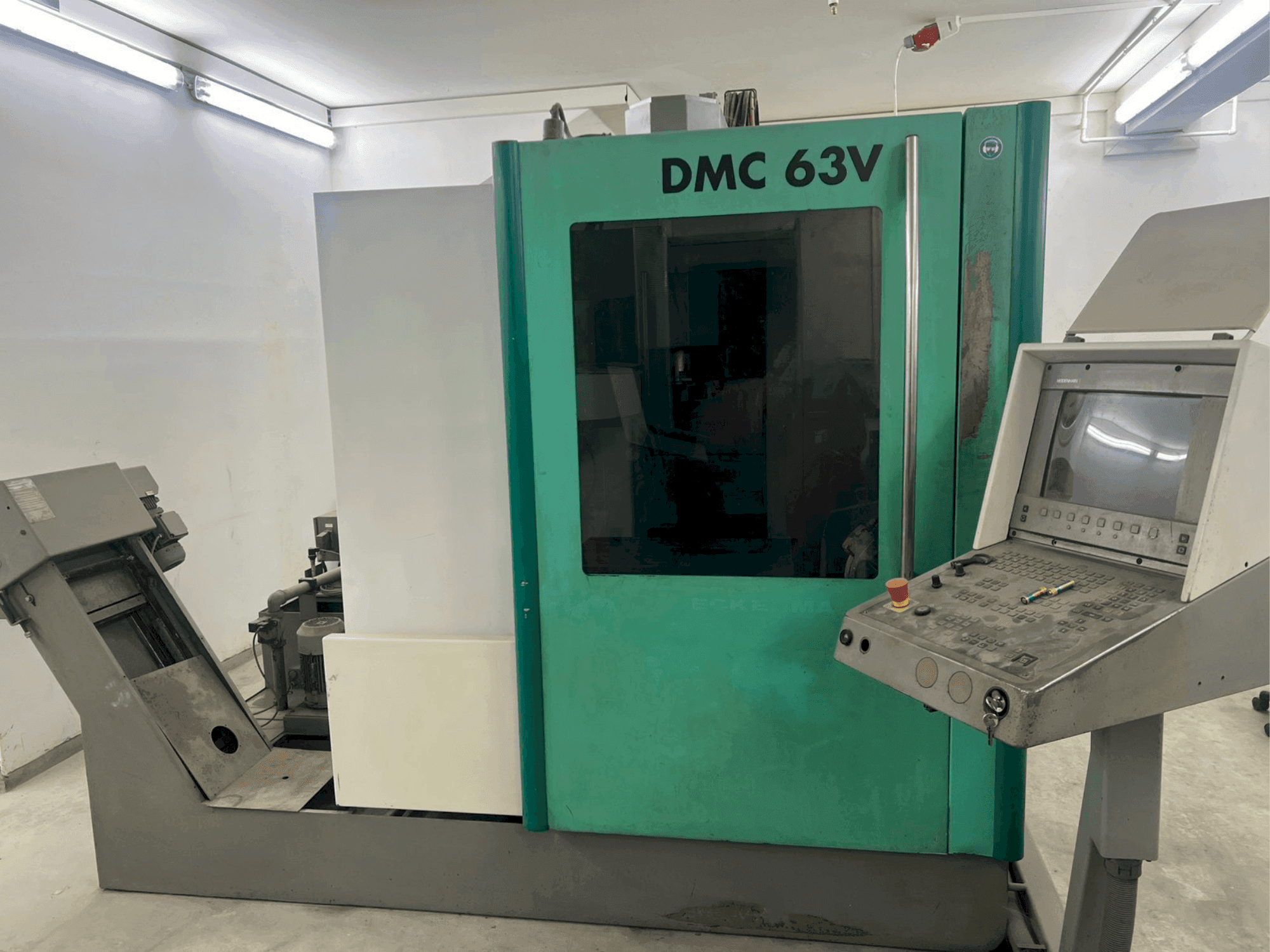 Čelní pohled na DECKEL MAHO DMC 63V stroj