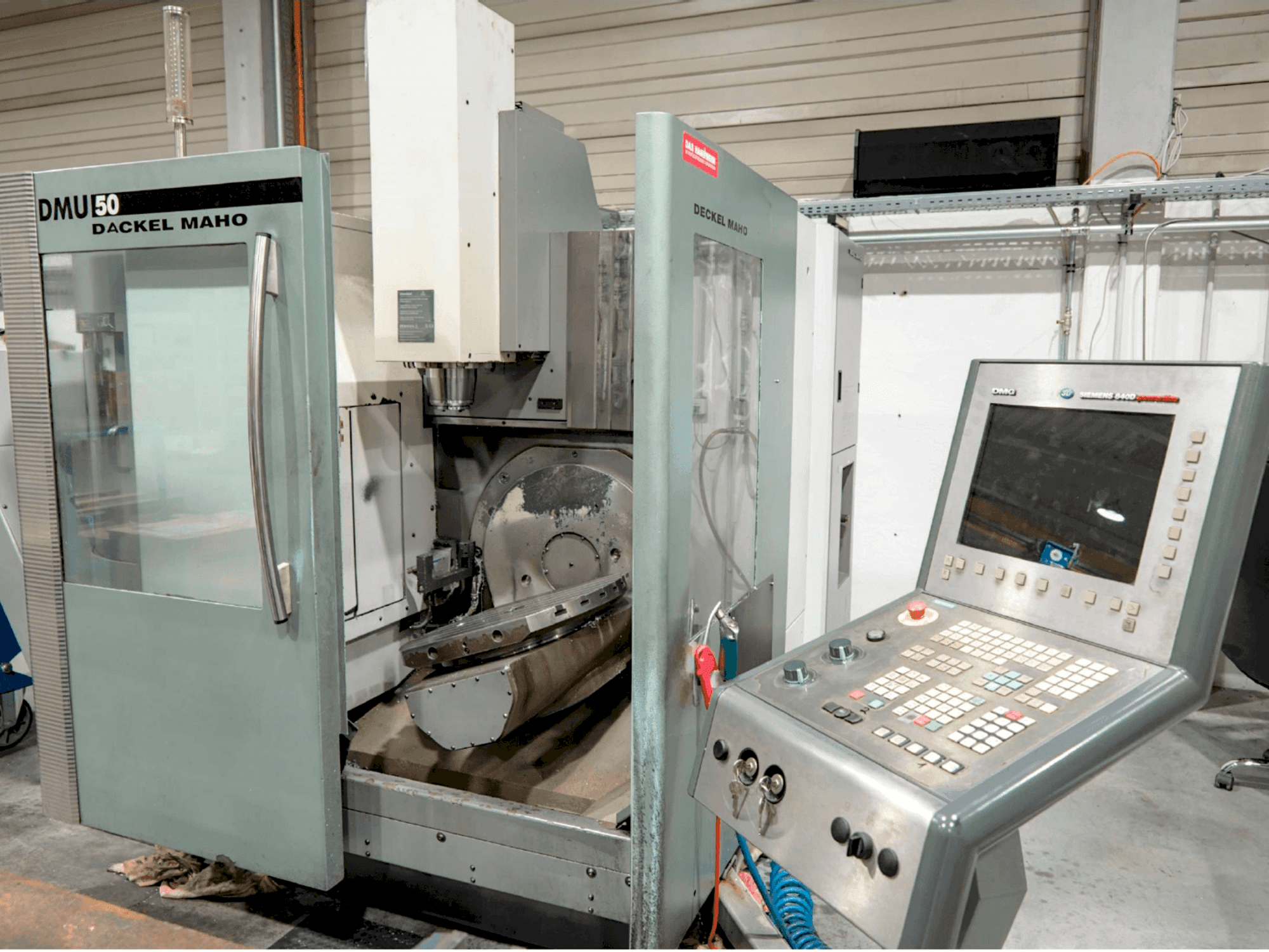 Čelní pohled na DMG DMU 50 stroj