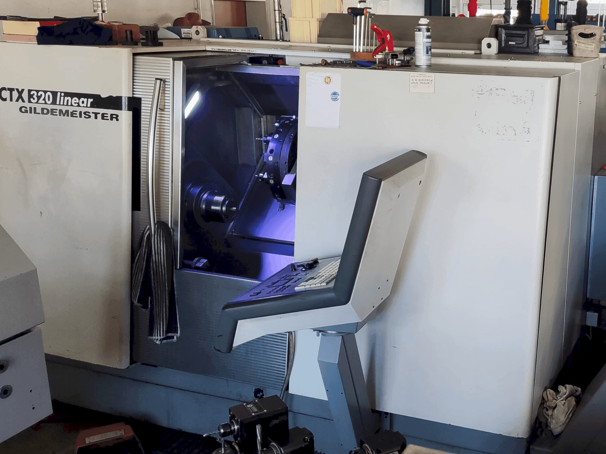Čelní pohled na DMG GILDEMEISTER CTX 320 linear V3 stroj