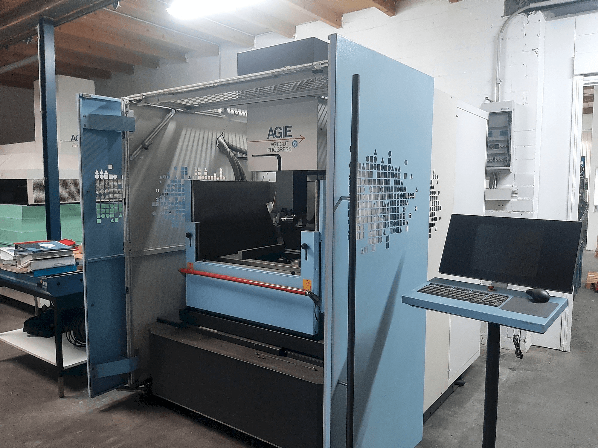 Čelní pohled na AGIE Agiecut Progress 3 stroj