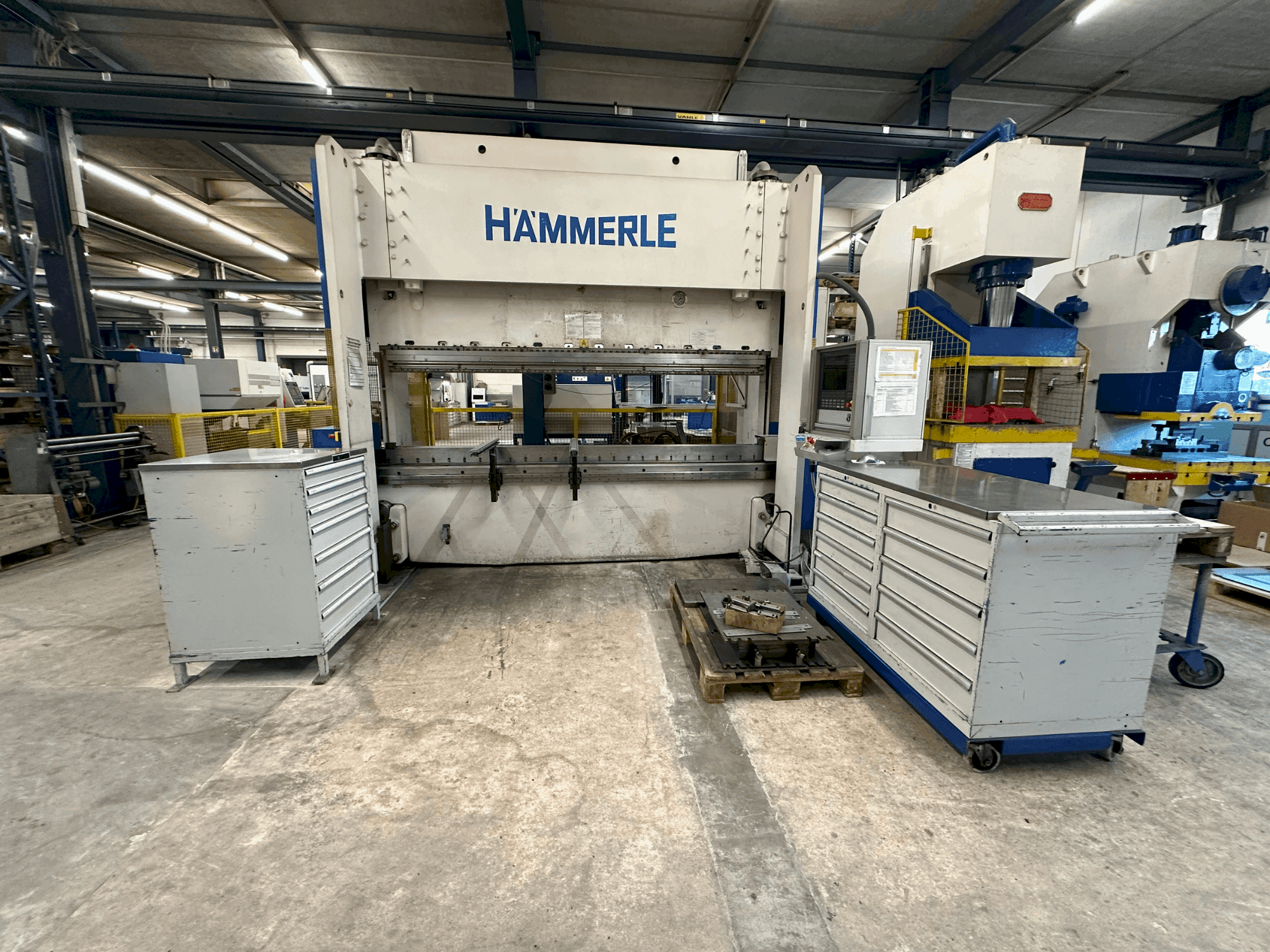Čelní pohled na HAMMERLE BM 200 - 3100 stroj