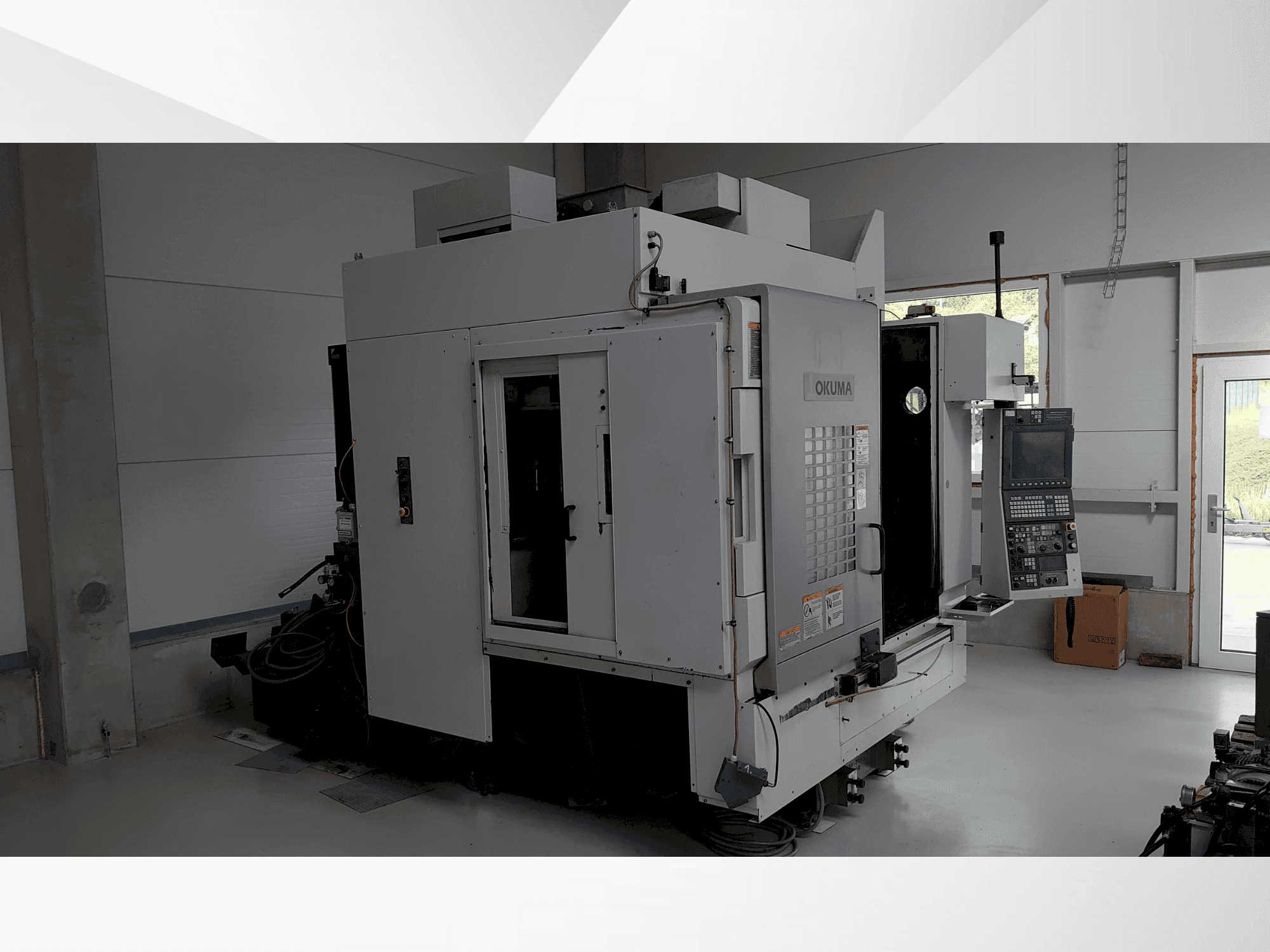 Čelní pohled na Okuma MU-400VA stroj