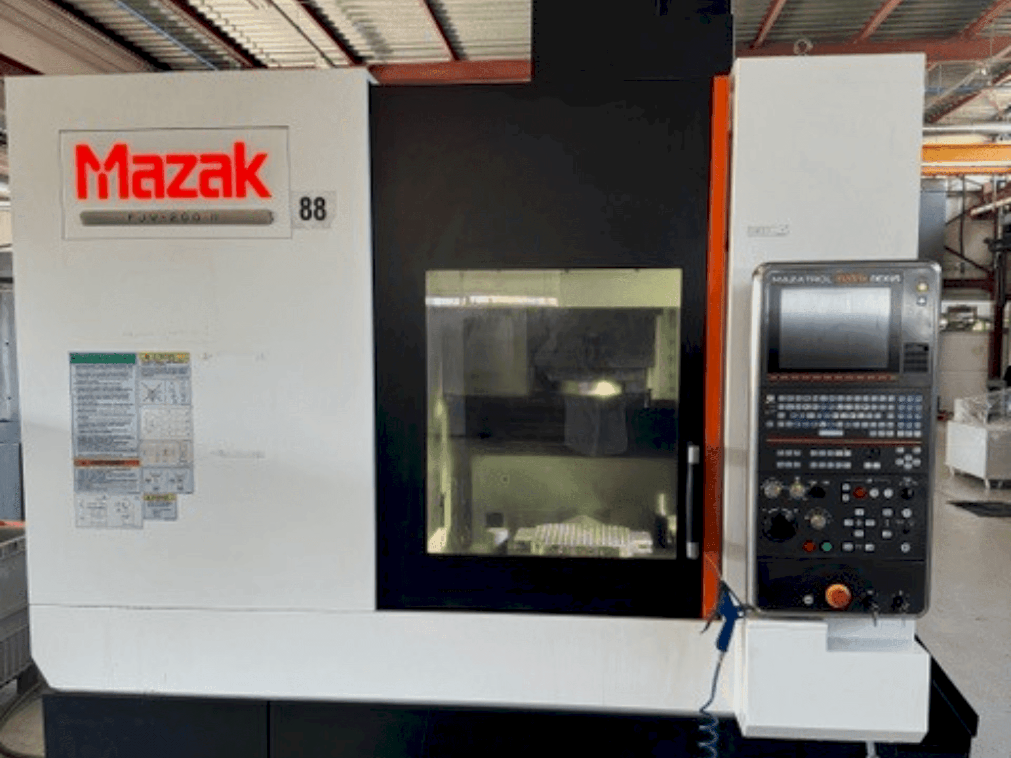 Čelní pohled na Mazak FJV-200II stroj