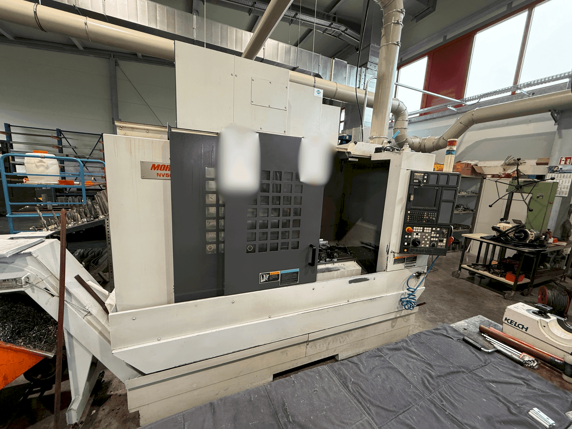Čelní pohled na MORI SEIKI NV 5000 a1 B/40 stroj