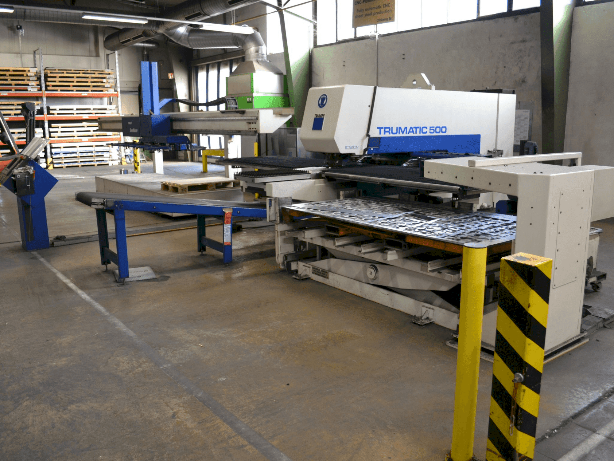 Čelní pohled na TRUMPF Trumatic 500 stroj
