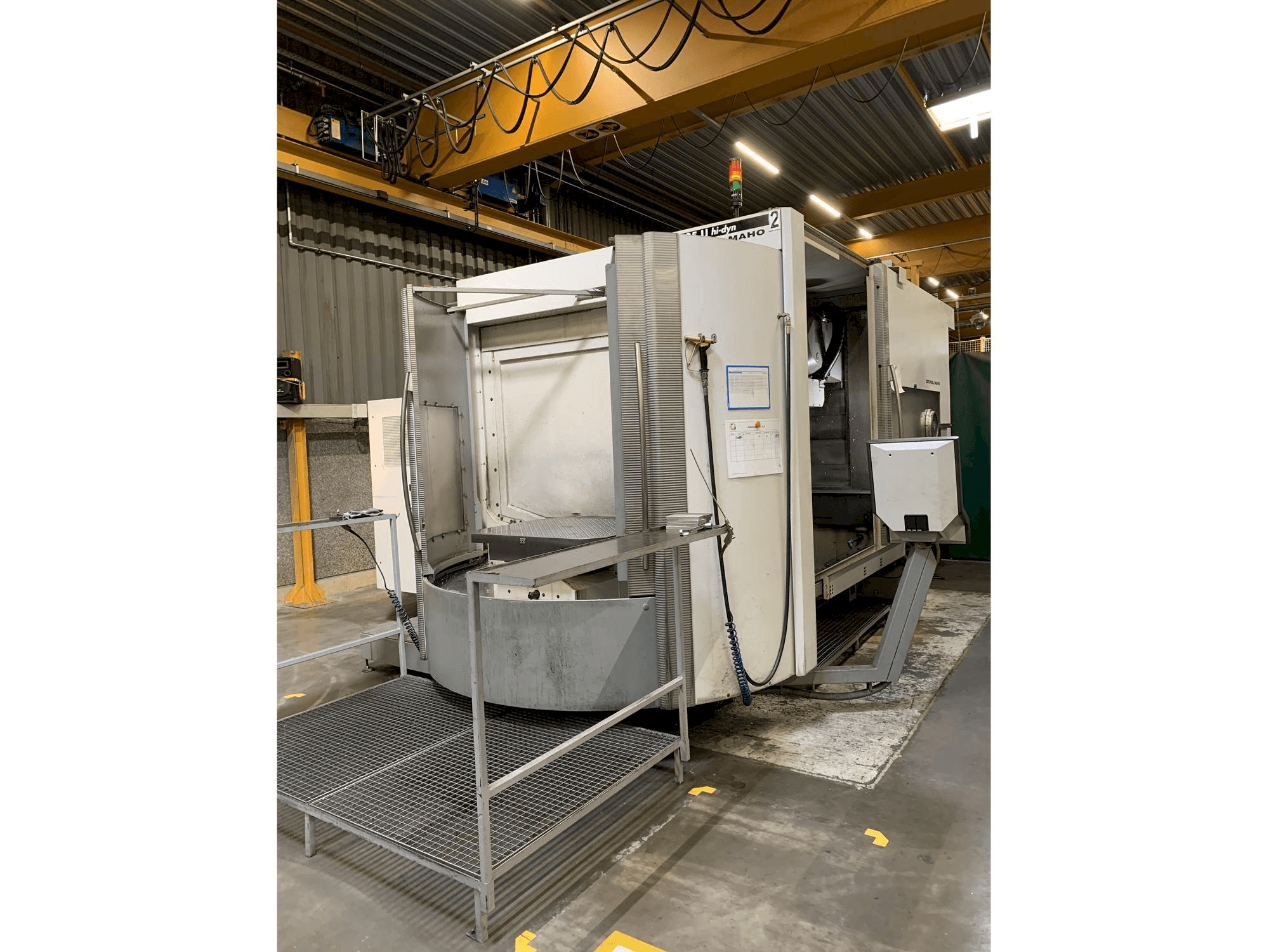 Čelní pohled na DECKEL MAHO DMC 125 U hi-dyn stroj