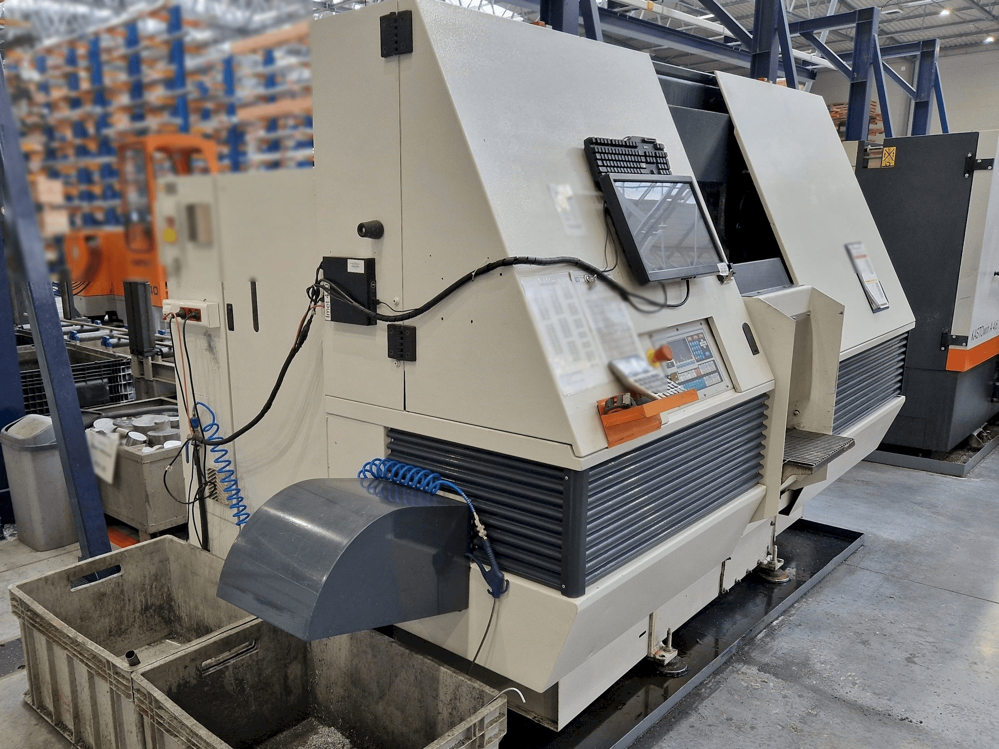 Čelní pohled na Imet X-TECH 410 stroj