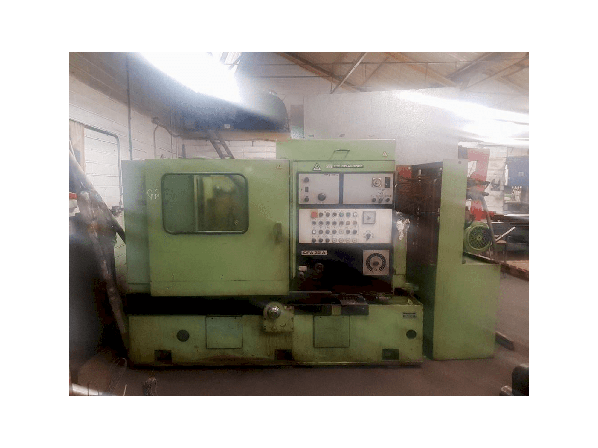 Čelní pohled na TOS OFA 32 A stroj