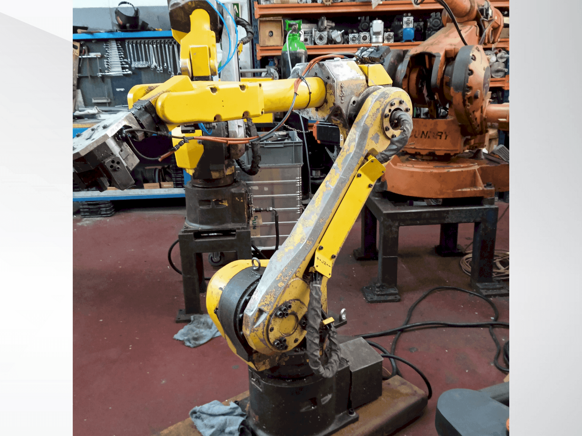 Čelní pohled na FANUC M-16iB stroj