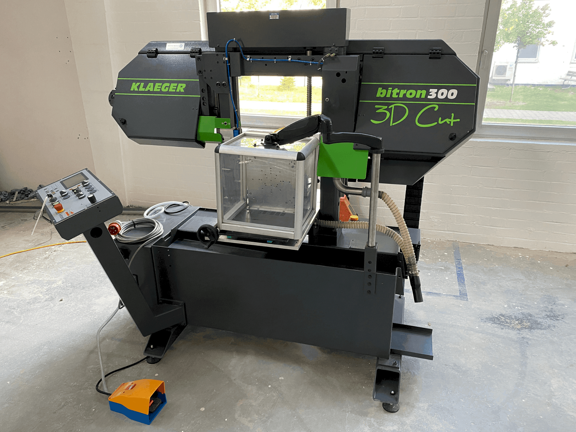 Čelní pohled na Klaeger Bitron 300 3D Cut stroj