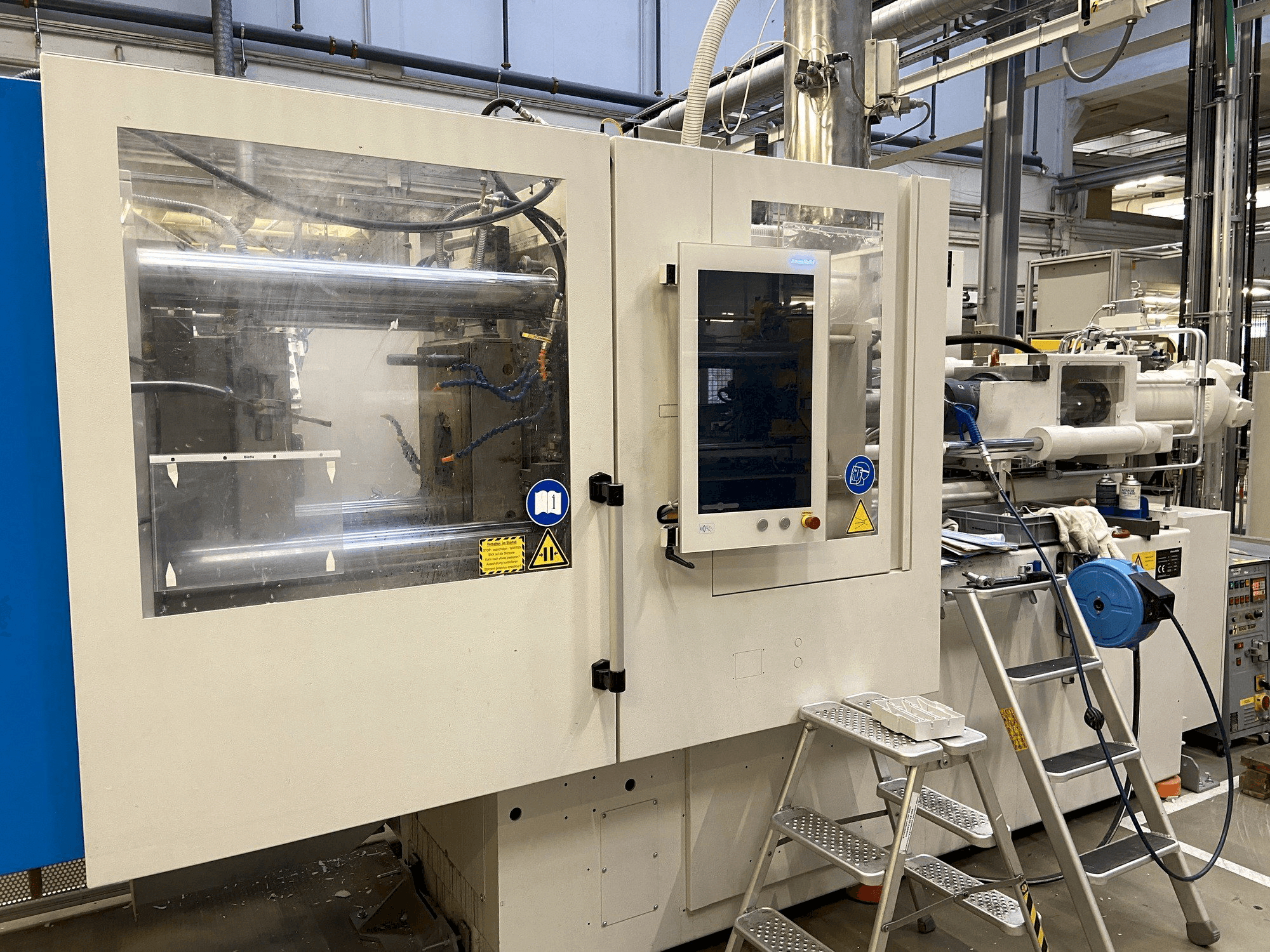 Čelní pohled na Krauss Maffei 130-1000 CX DUR stroj